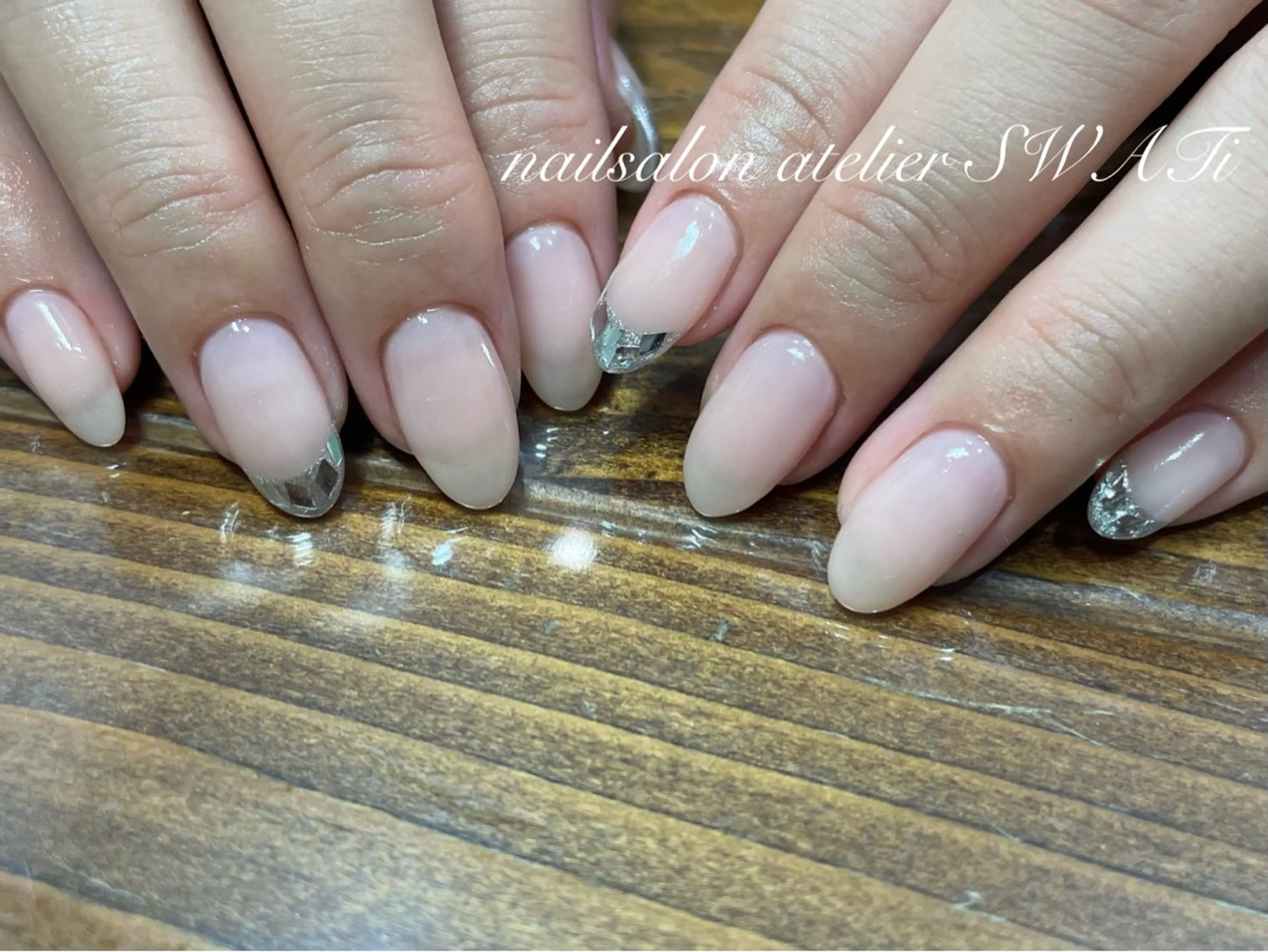 ネイル フレンチネイル ガラスフレンチ ハンドネイル nailsalon SWATiのネイルデザイン