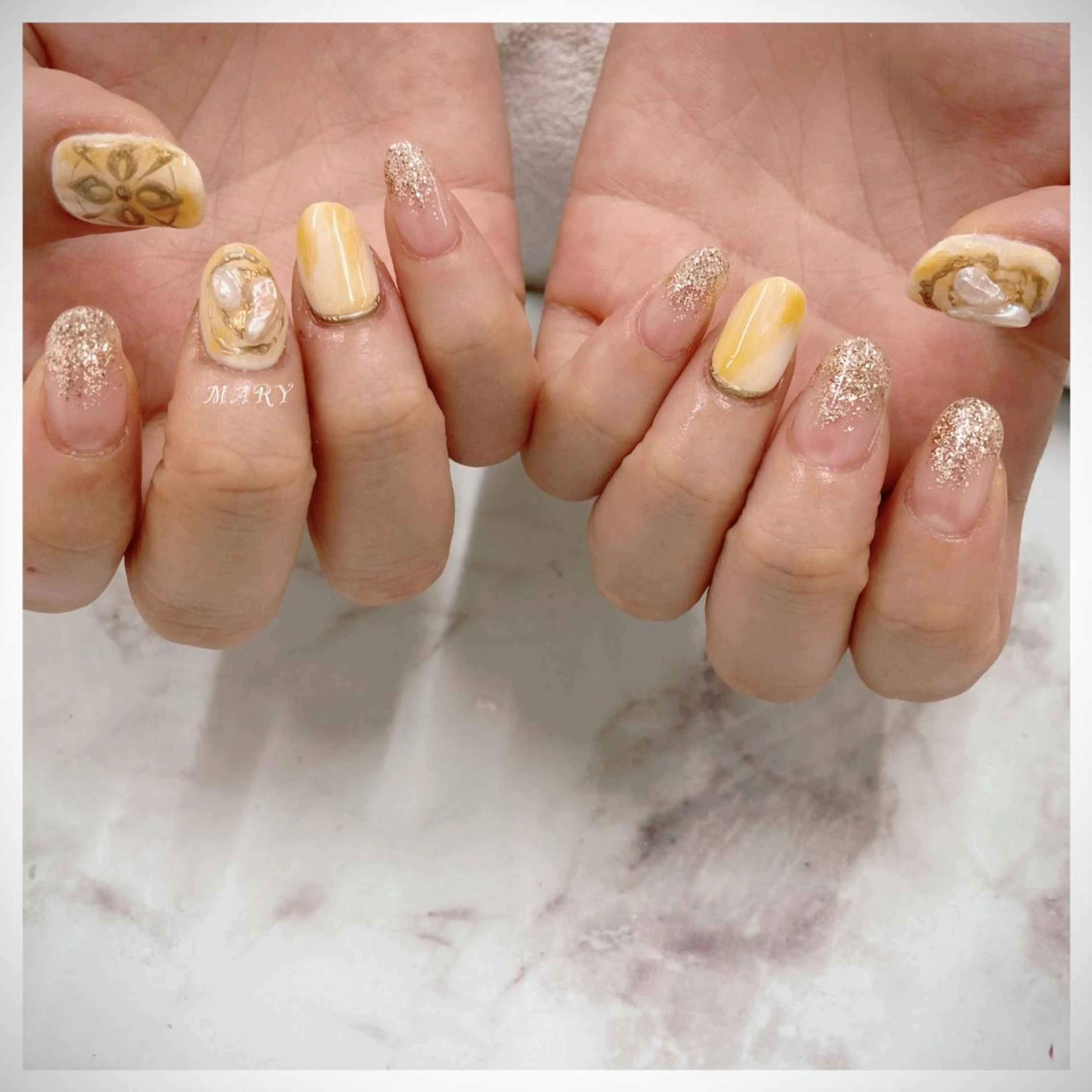 ネイル グラデーション ニュアンスネイル ワンカラーネイル 黄色 ハンドネイル Mary nail .narumiのネイルデザイン