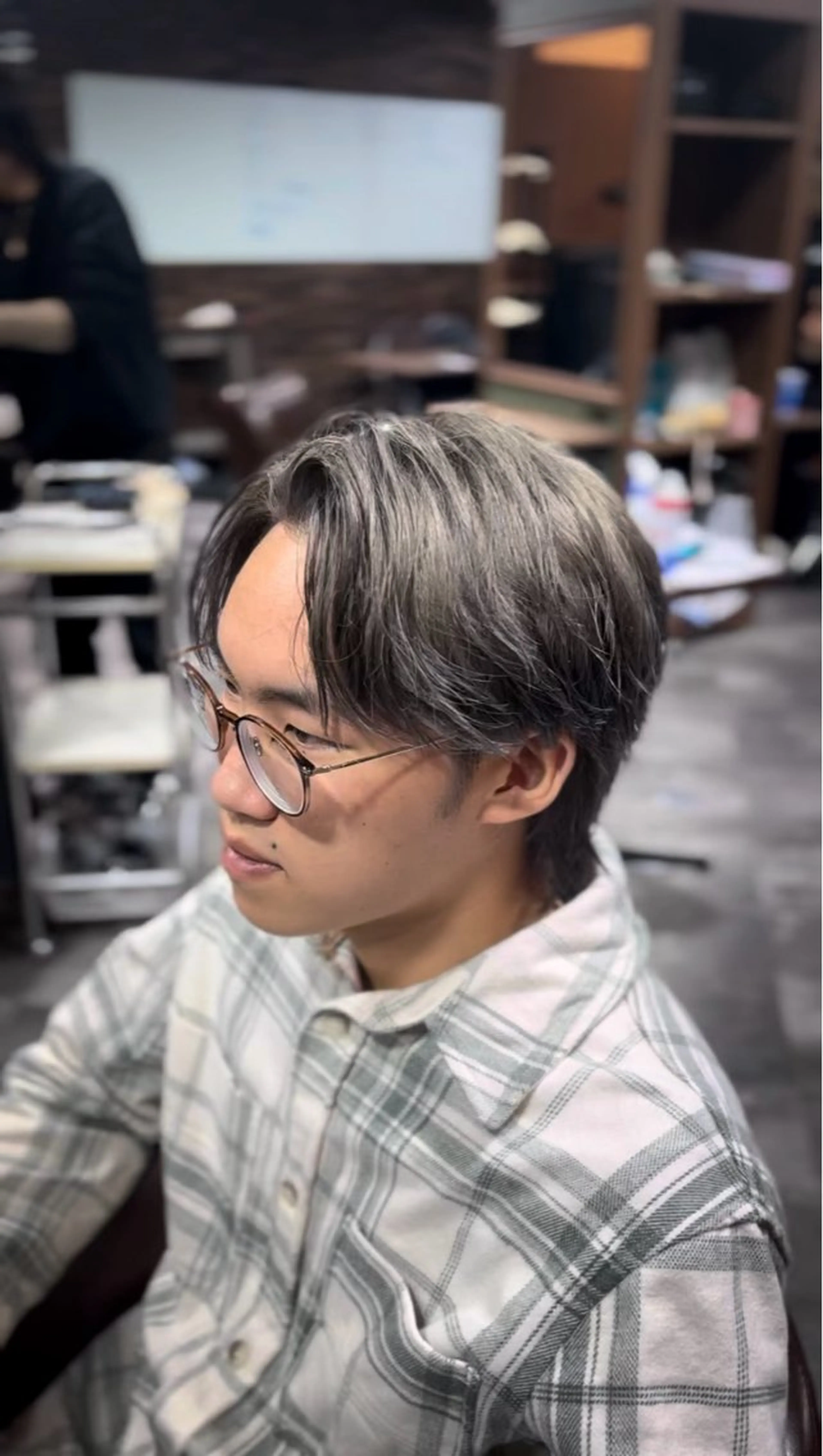 ミディアム カラー メンズ センターパート メンズウルフカット アッシュ アッシュグレー アッシュグレージュ TENSEI @デビューしましたのヘアスタイル