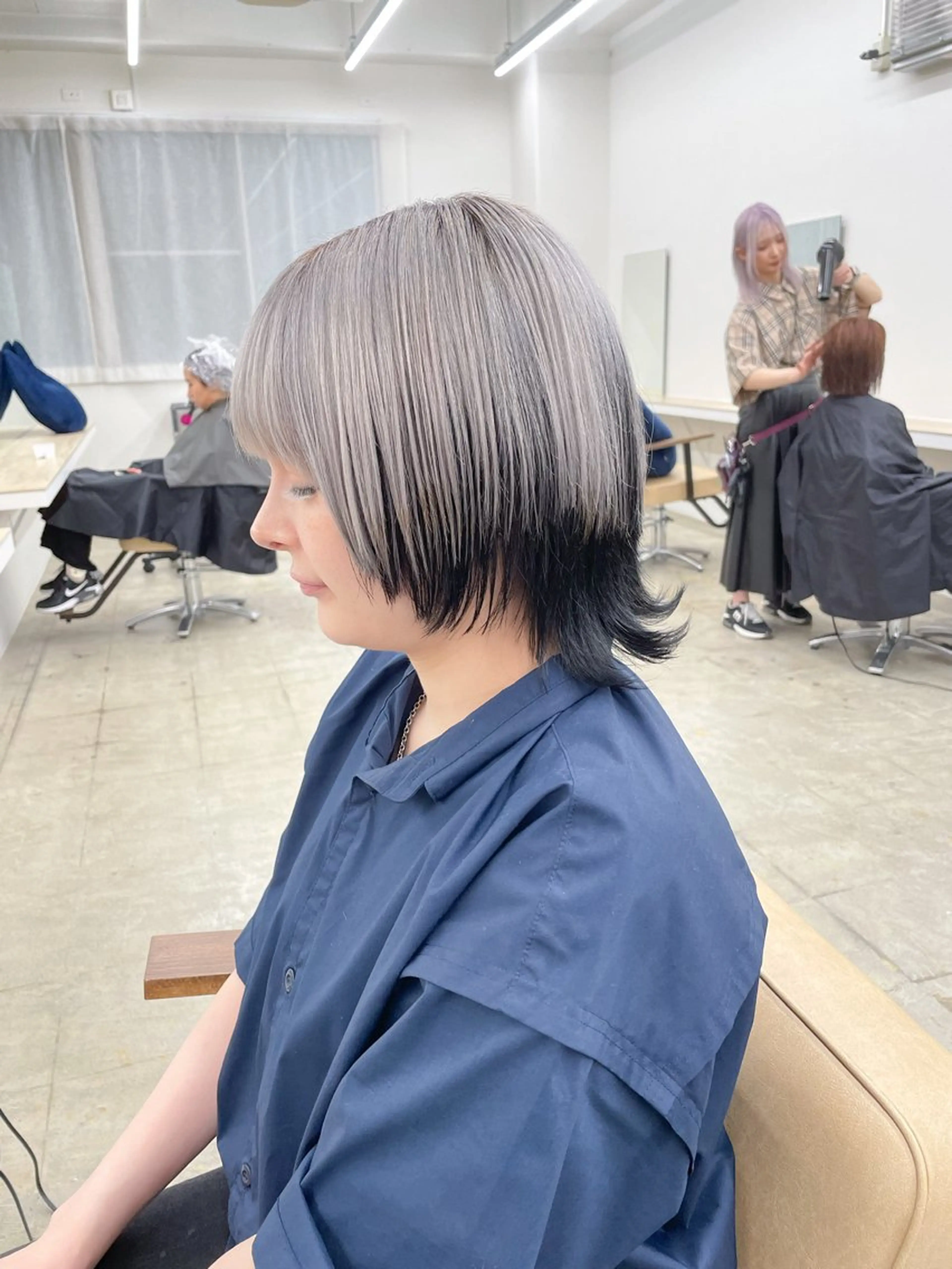 ミディアム カラー 黒髪 インナーカラー シルバー ホワイトシルバー レイヤーカット ヘアカラー トリートメント ハイトーン/レイヤー /ケアブリーチ石川治のヘアスタイル