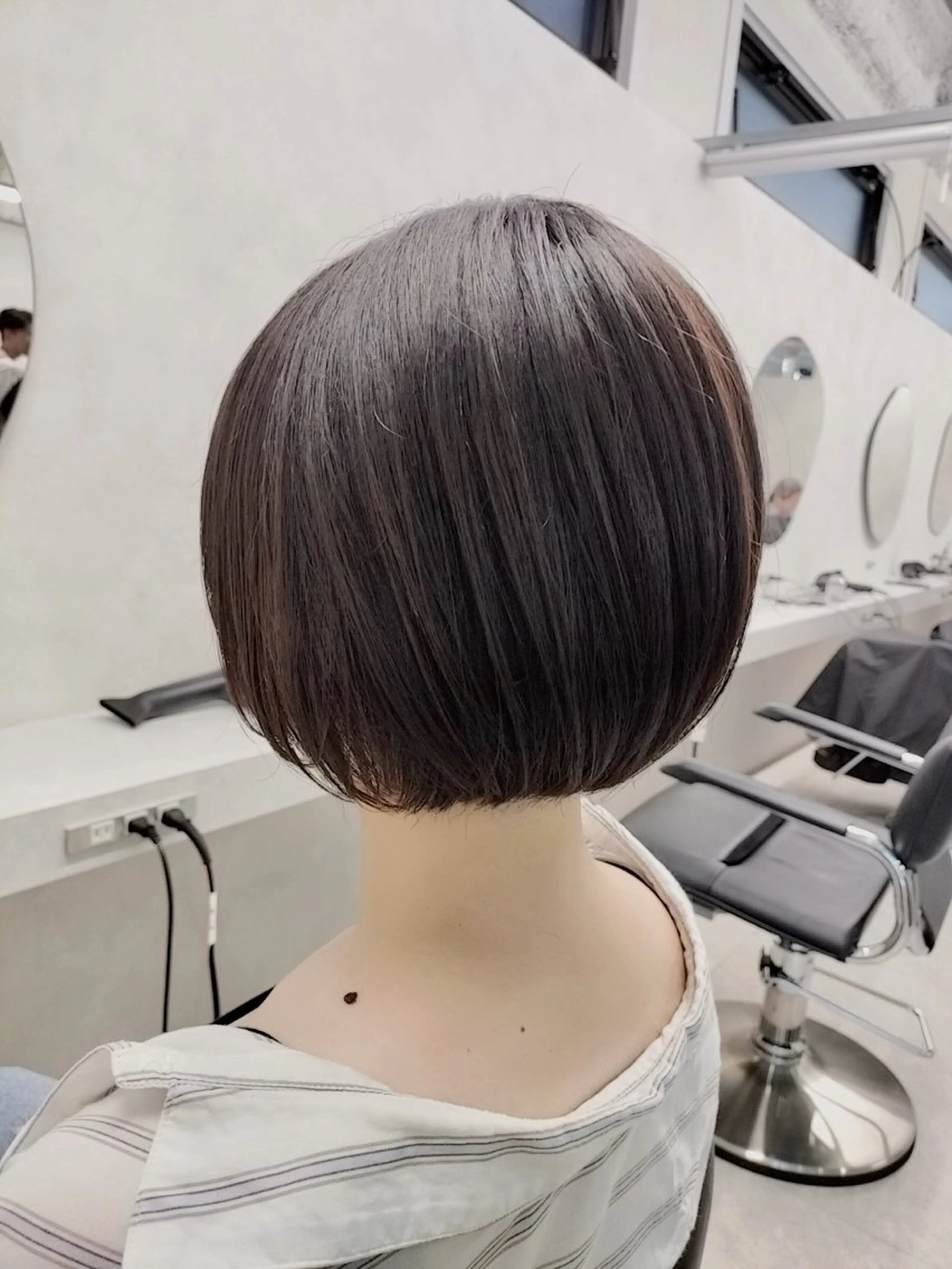 セミロング カラー 新島 涼のヘアスタイル