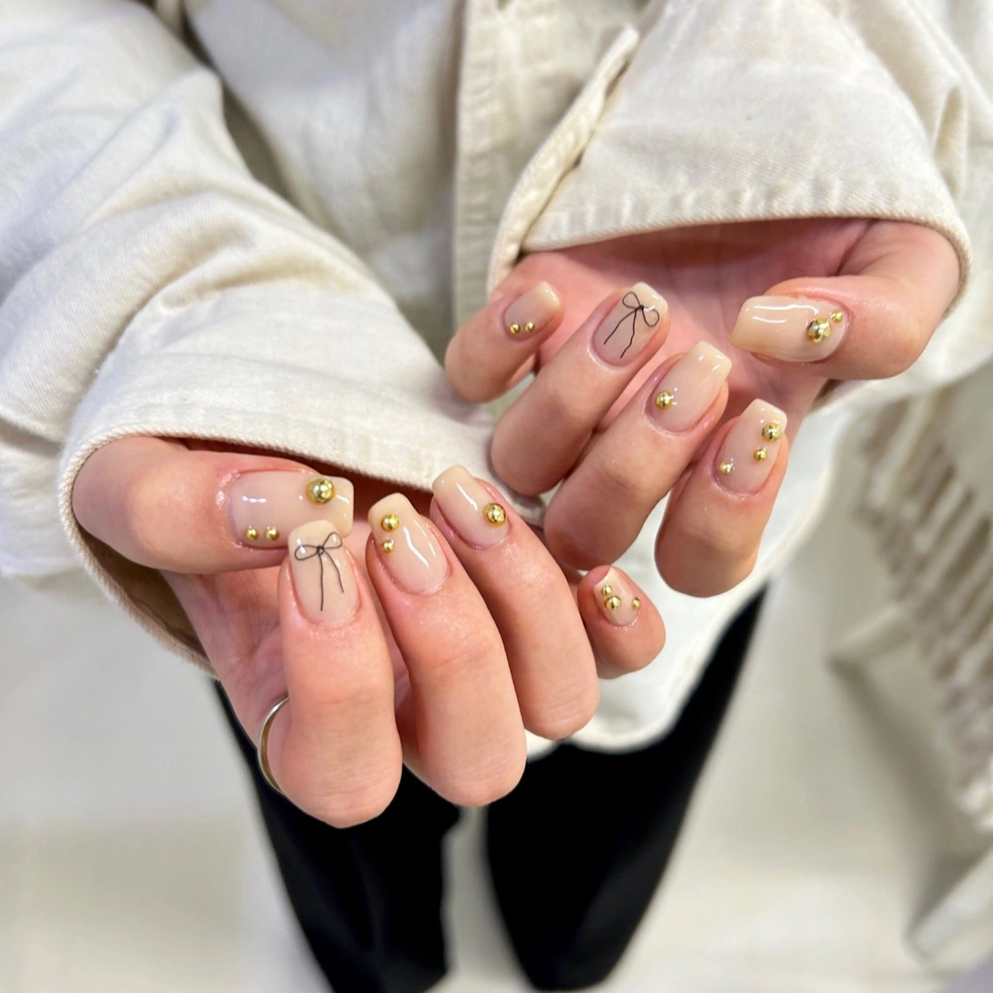 ネイル アートネイル ジェルネイル キラキラネイル ニュアンスネイル リボン nailstudio eviz新宿店のネイルデザイン