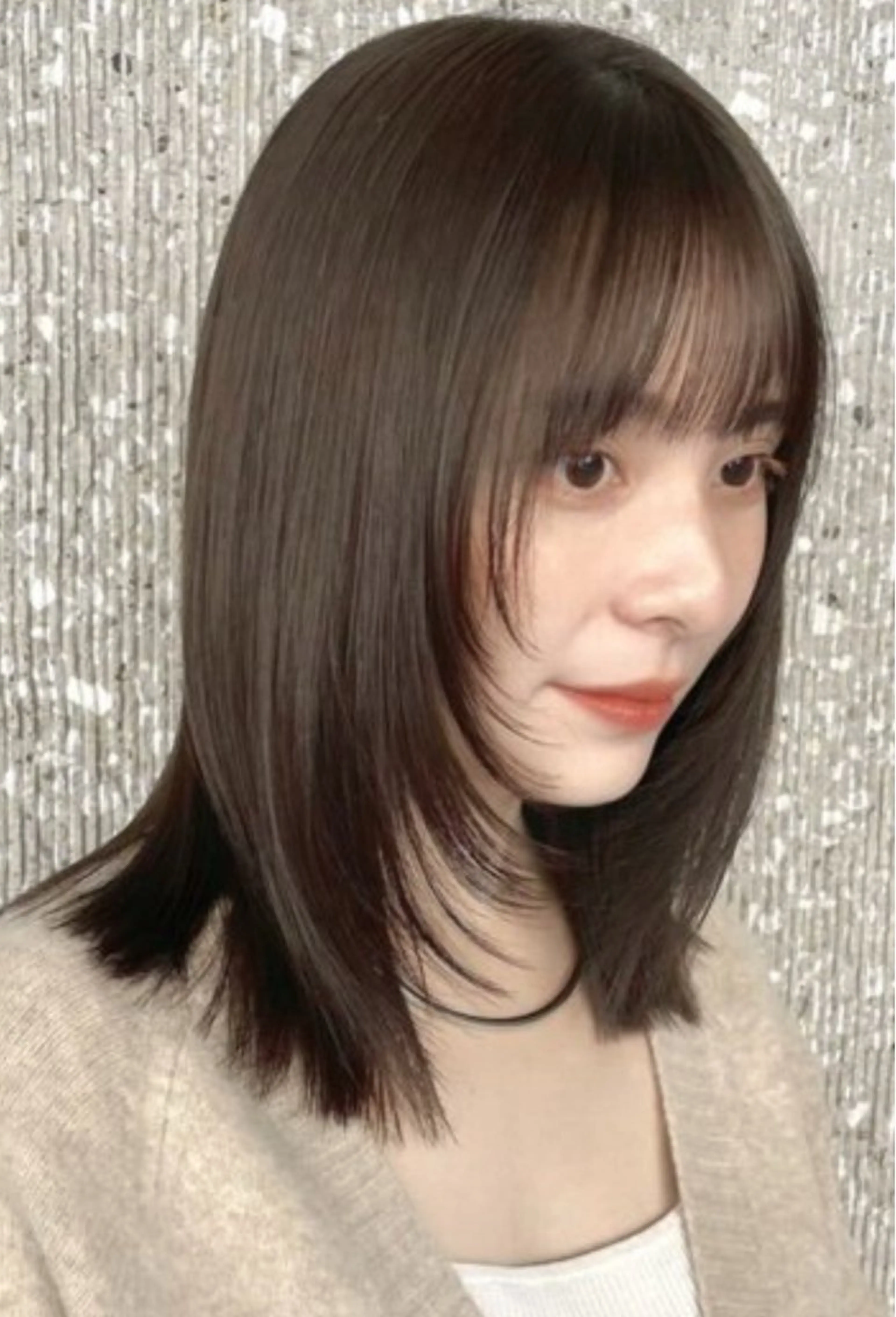 ミディアム 韓国風レイヤーカラー ライムのヘアスタイル