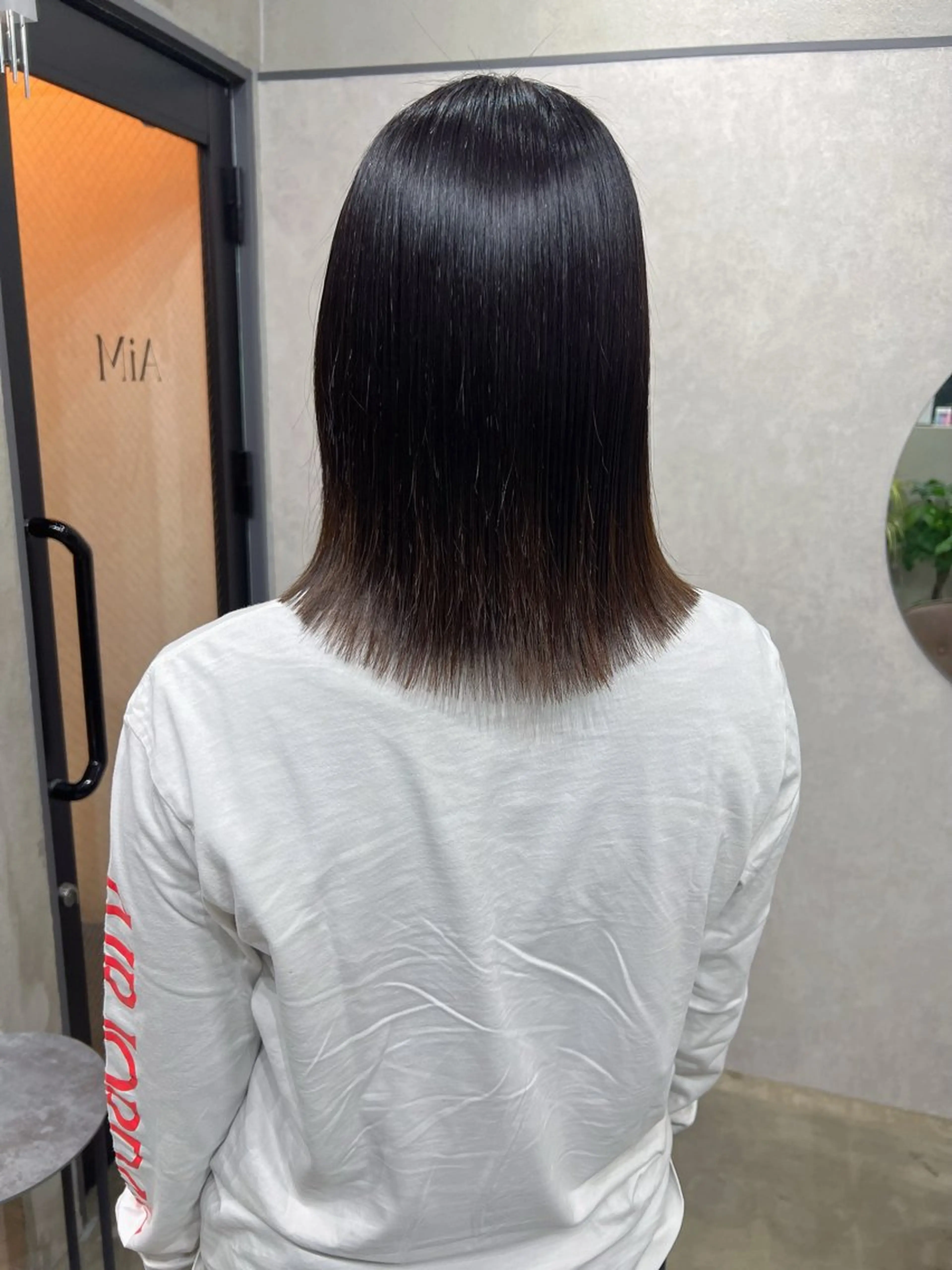 ミディアム ミディアムパーマ ボブ 顔周りカット 縮毛矯正 縮毛矯正 YUI ハイトーンカラーのヘアスタイル