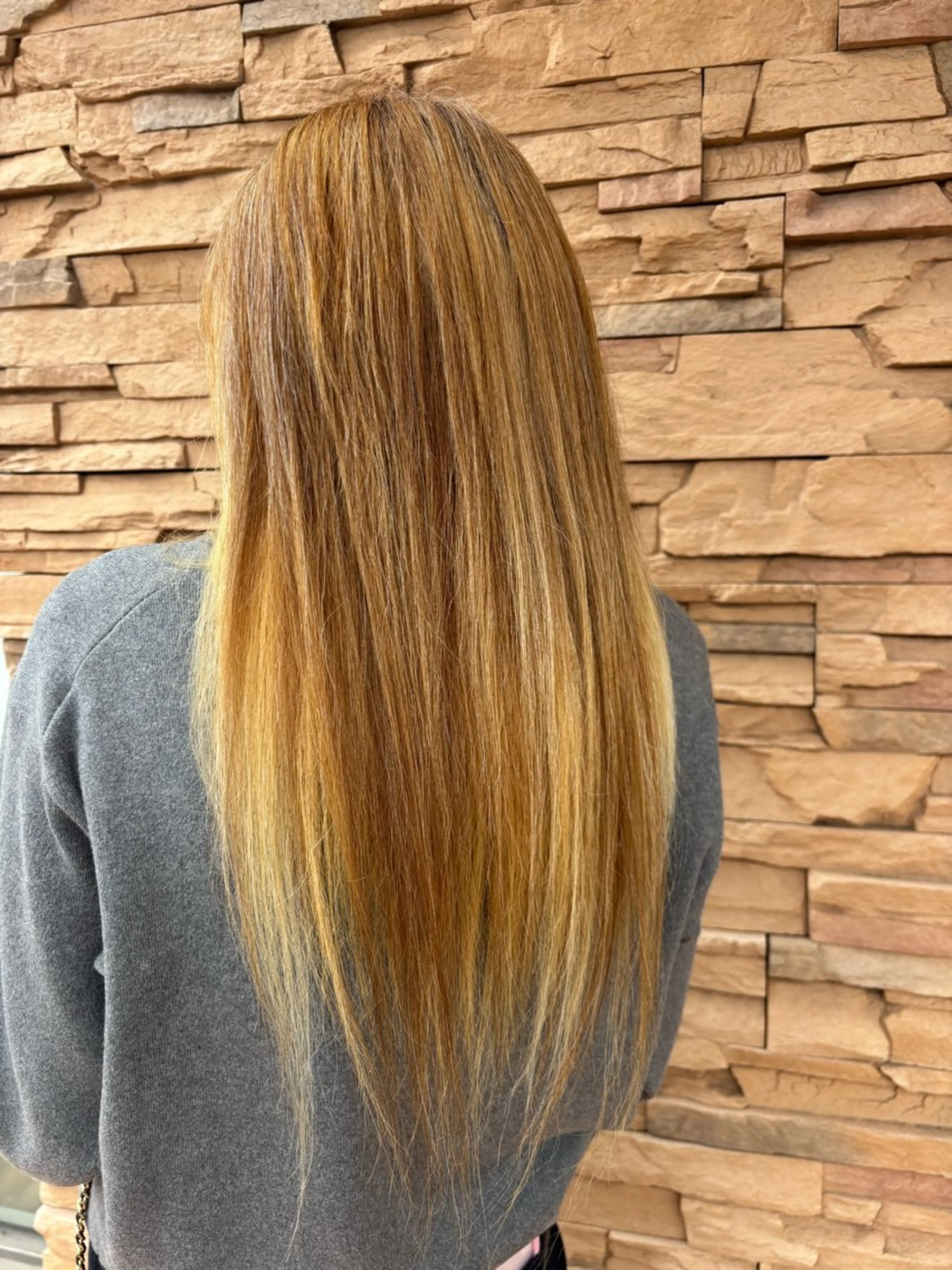 ロング カラー パーマ ブリーチ 抜きっぱなしブロンド 川西 由貴のヘアスタイル