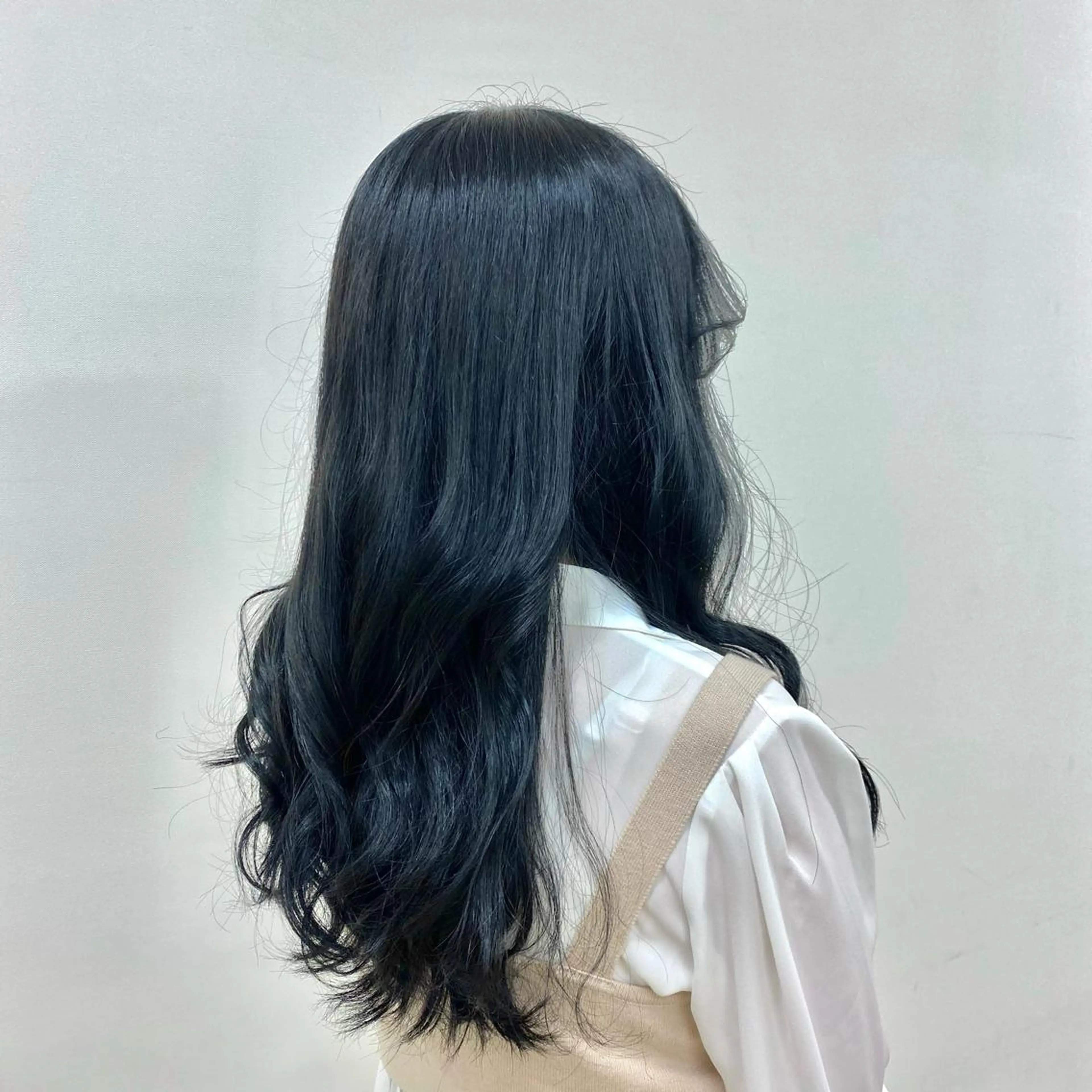 ロング カラー 黒髪 ブルーカラー ブルーブラック ロング 山口 モエのヘアスタイル