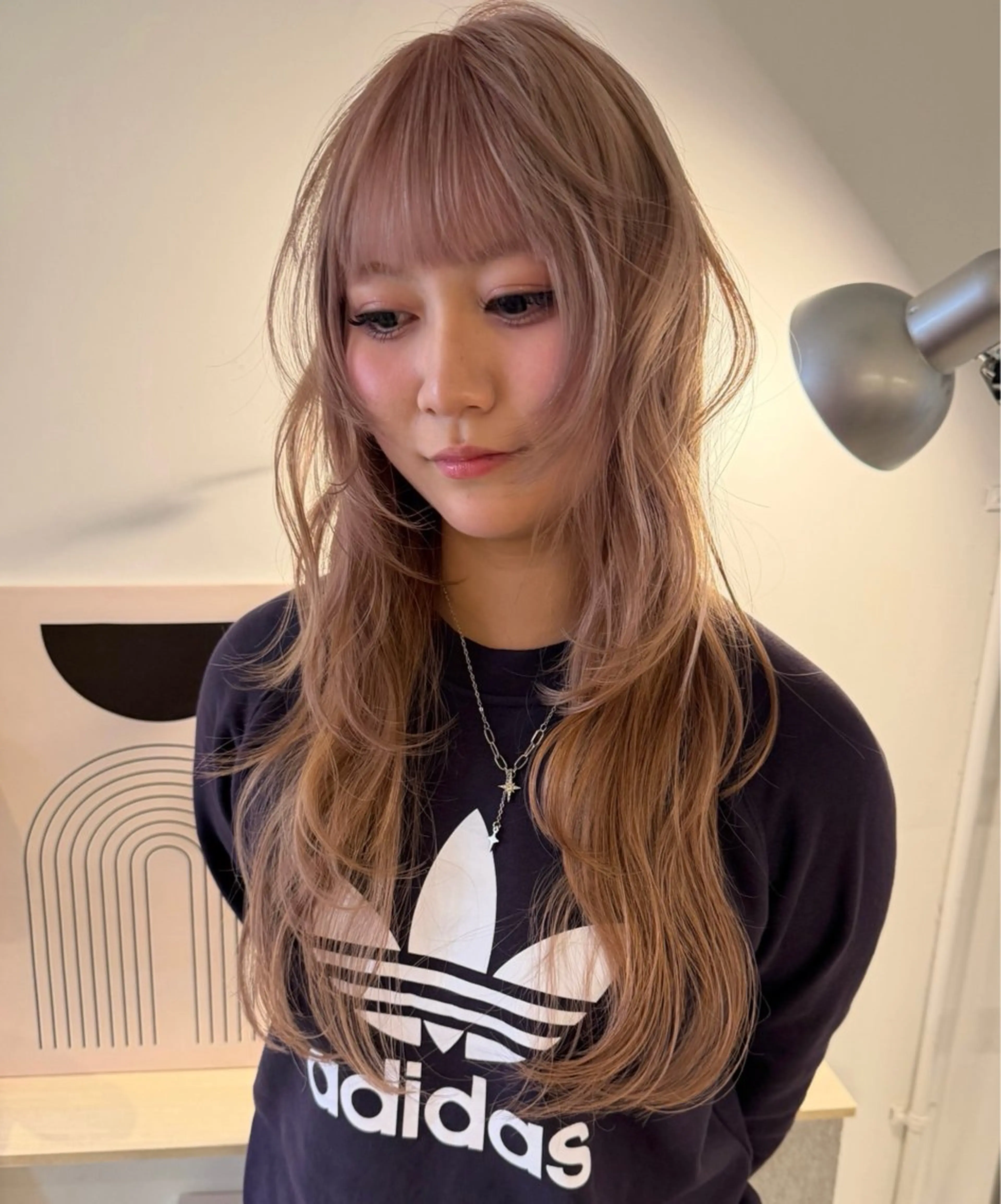 ロング カラー ロングレイヤー ベージュカラー ブリーチ ブロンド ケアブリーチ カット ヘアカラー MIU/ルーツカラー 顔まわりレイヤーのヘアスタイル