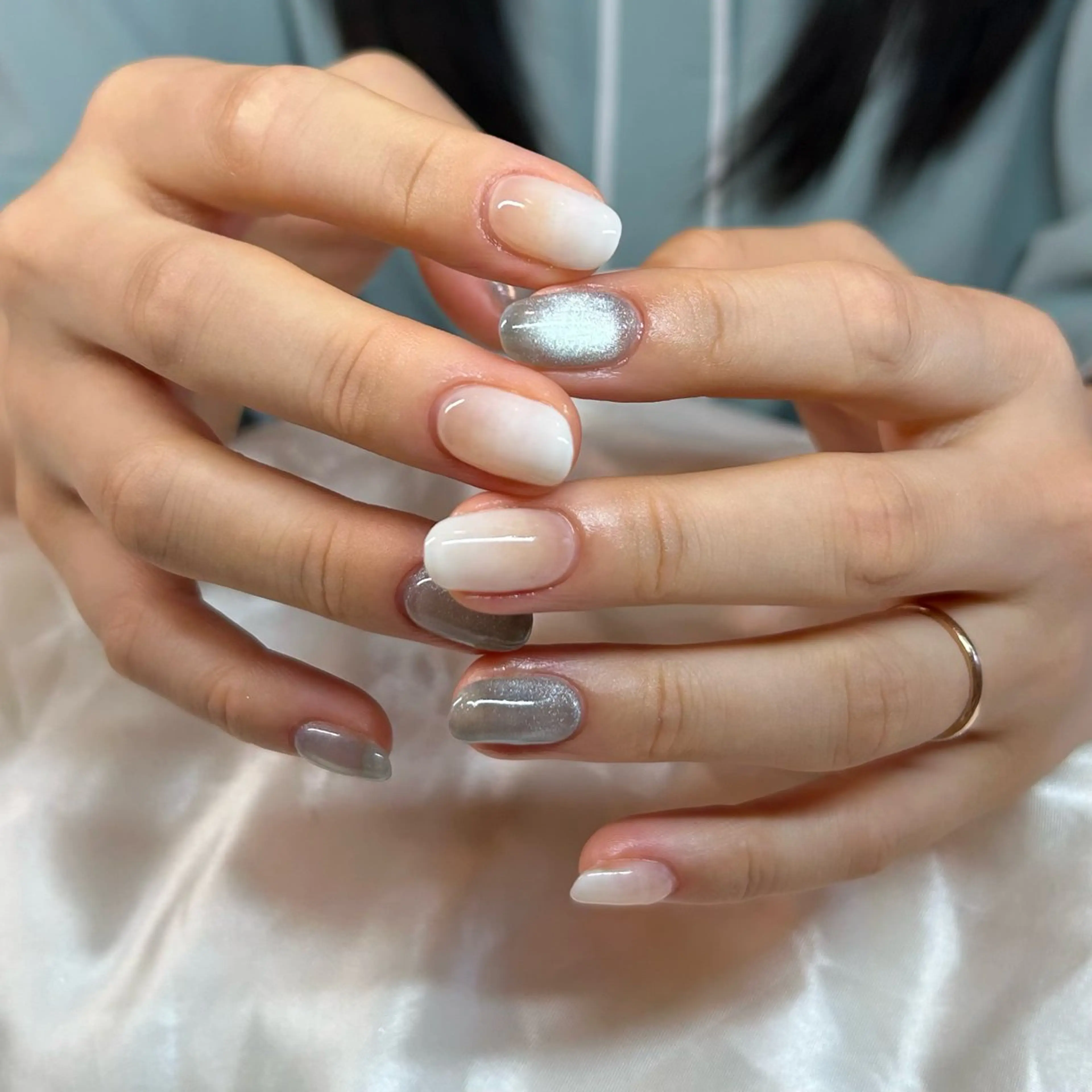 ネイル ブルー グラデーション マグネットネイル ホワイト shine'an fuka🌿🫧のネイルデザイン