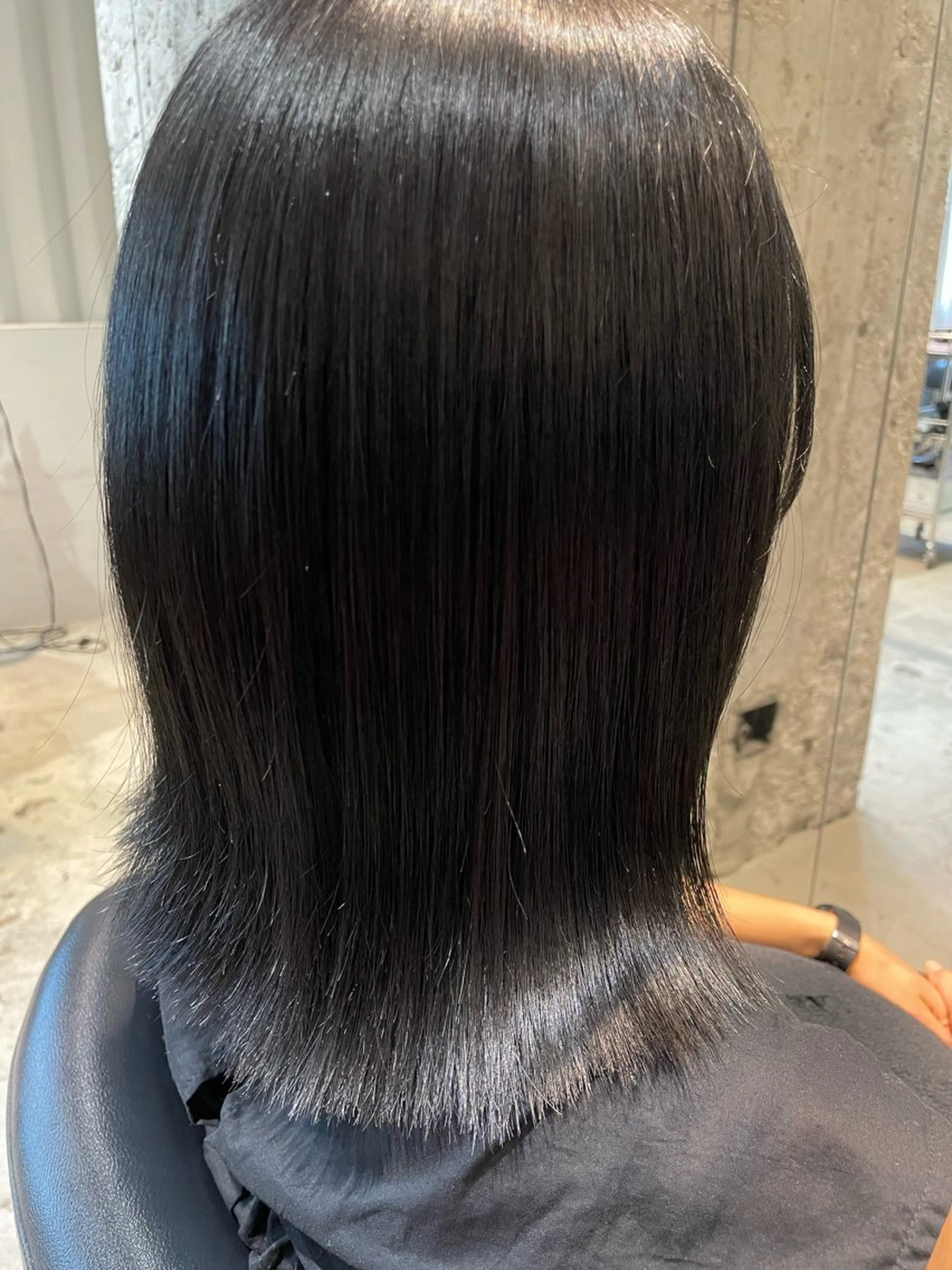 ミディアム カラー 黒髪 ブルーカラー ブルーブラック ボブ 外ハネヘア スタイリスト /仲川葵のヘアスタイル