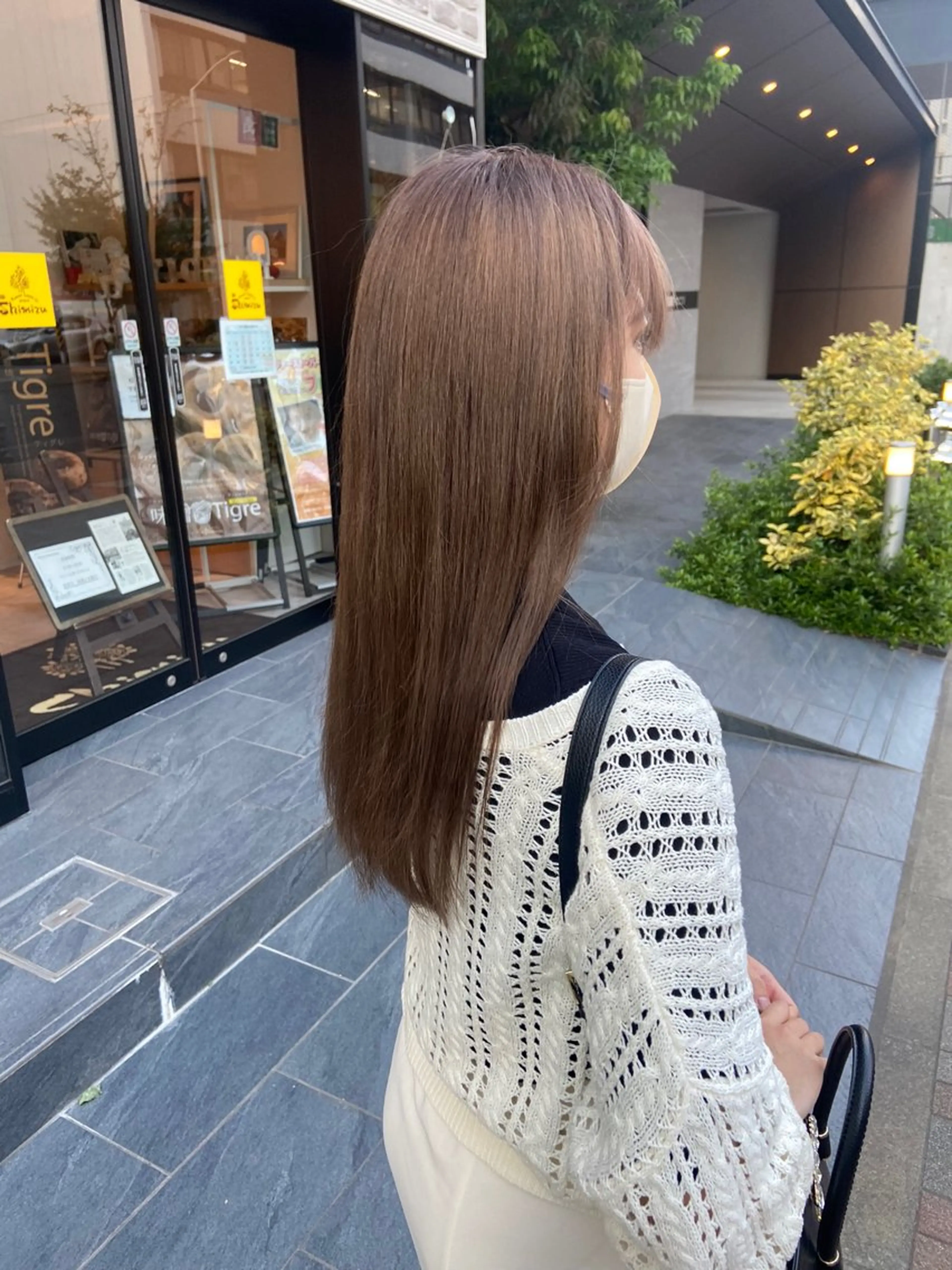ミディアム カラー ベージュカラー ミルクティーベージュ カット ヘアカラー トリートメント AILEE所属・ウルフカット レイヤーカット上柿のヘアスタイル