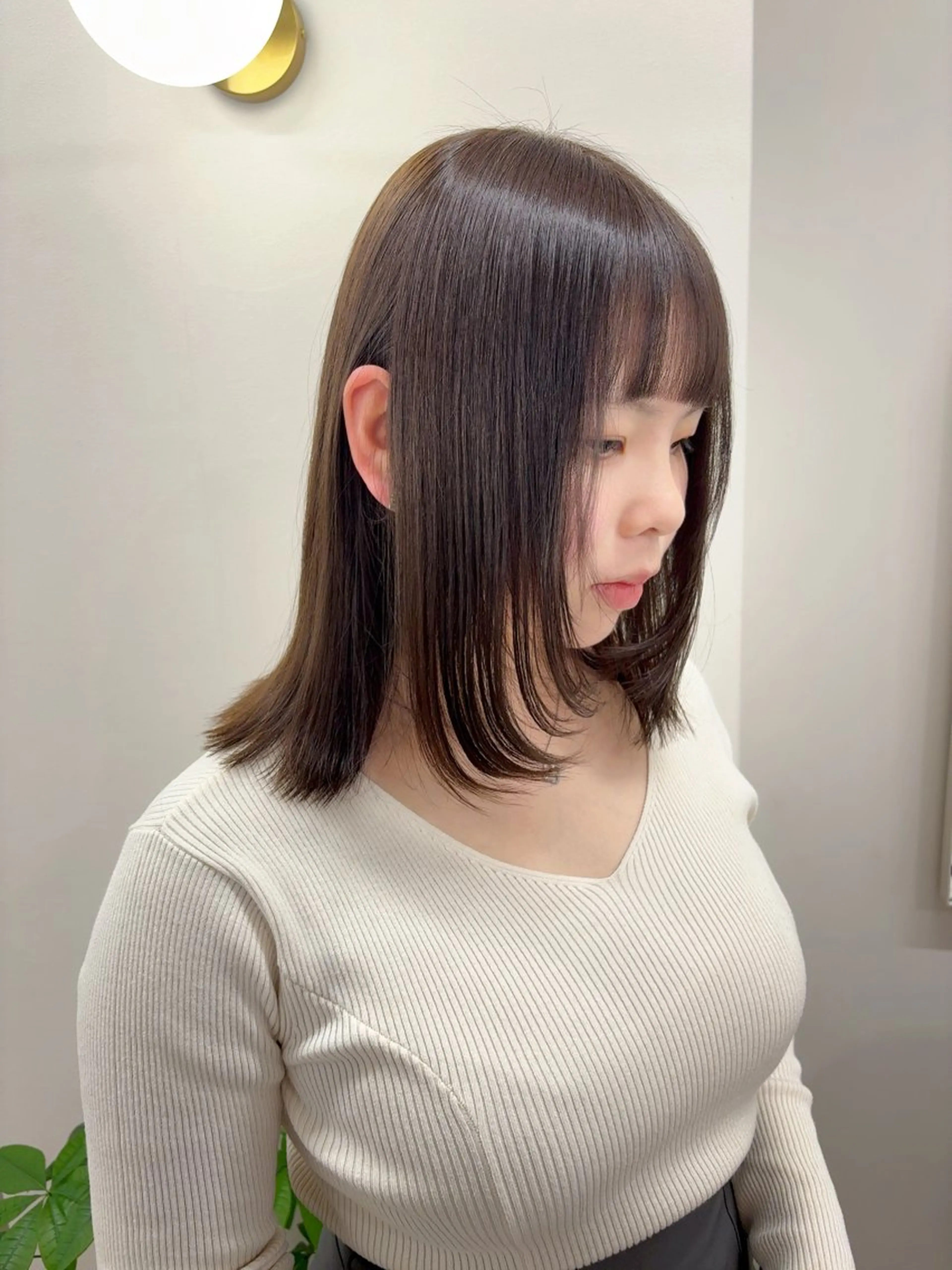 ミディアム カラー ヘアアレンジ ブリーチ 透明感カラー ブリーチなしカラー くびれヘア 顔まわりレイヤー カット ヘアカラー トリートメント ヘッドスパ ヘアセット 二ヶ月綺麗が続く デザイン/星野六三四のヘアスタイル