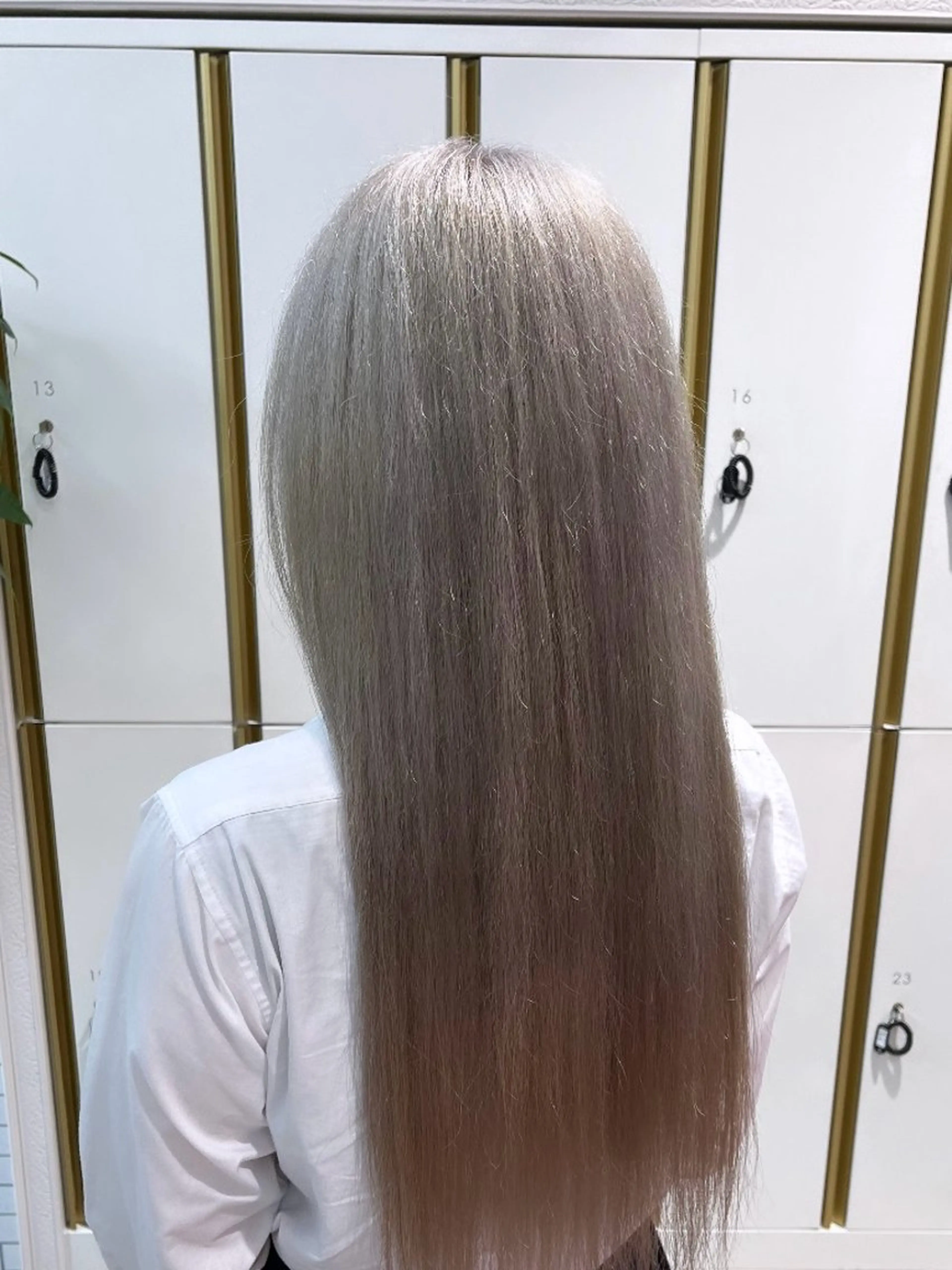 カラー ブリーチ ハイトーンカラー シルバー ミユウ🌼ブリーチ / ダブルカラーのヘアスタイル