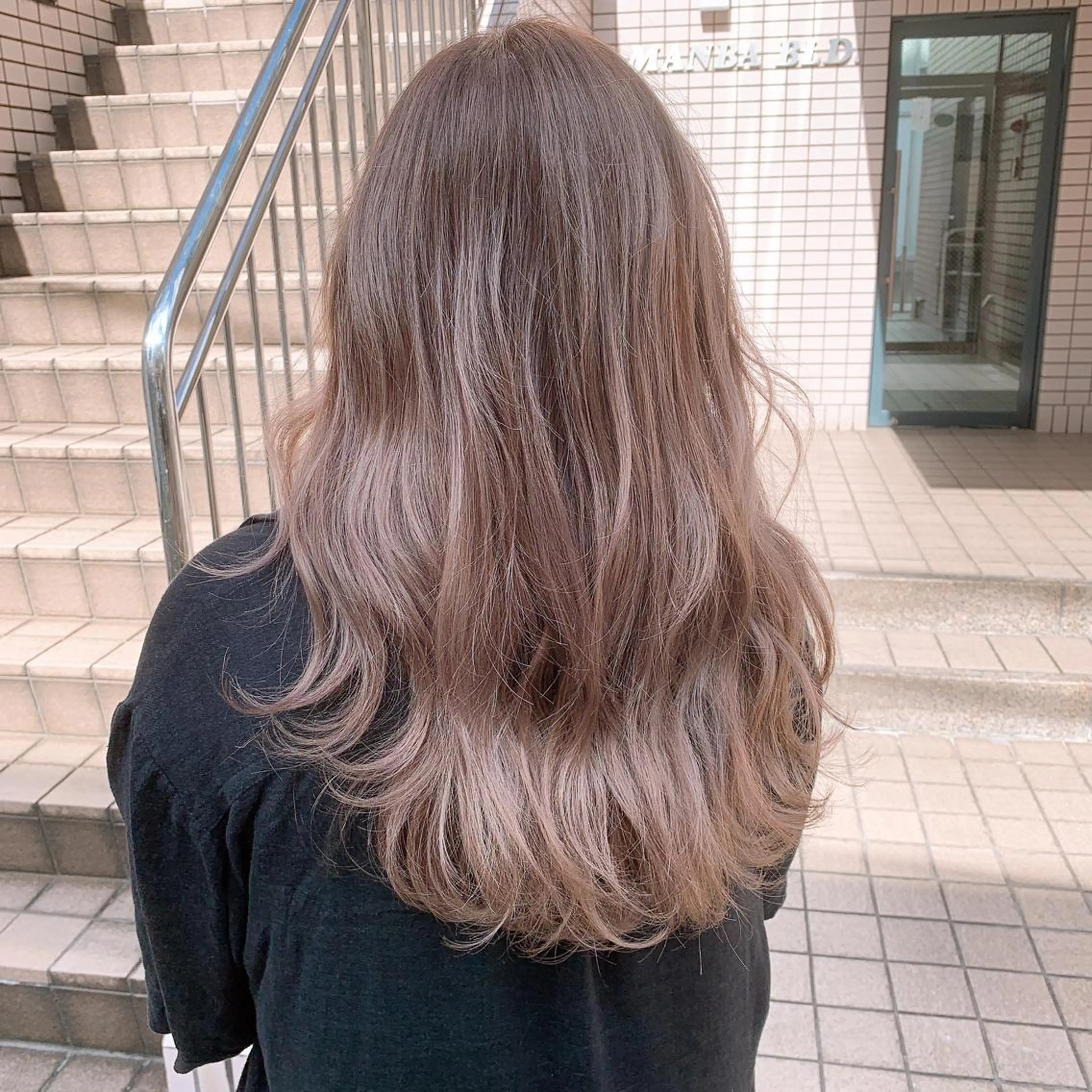 セミロング ムラ修正.ホワイト エクステ🤍アミルのヘアスタイル