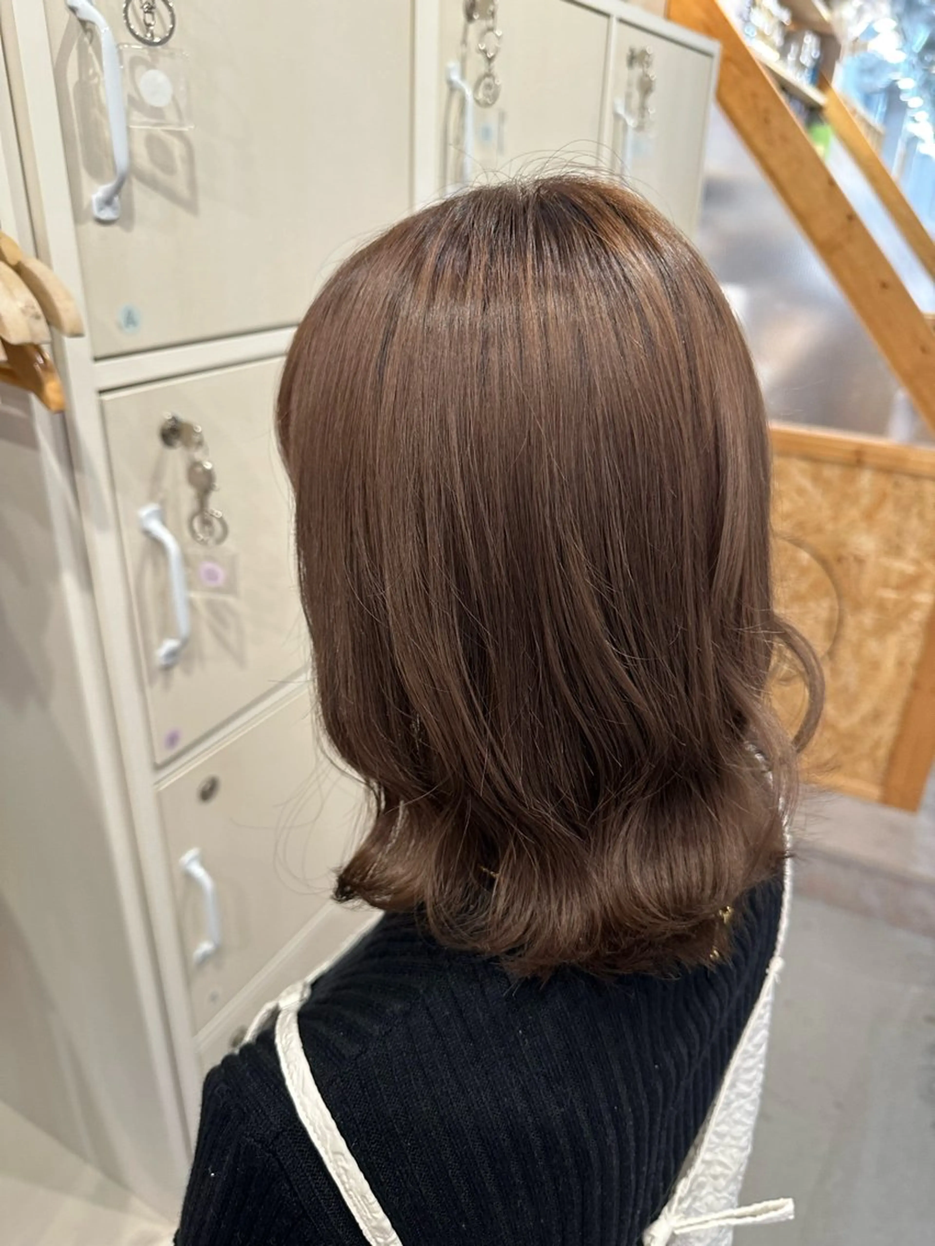 ミディアム カラー ベージュカラー 松本 莉央のヘアスタイル