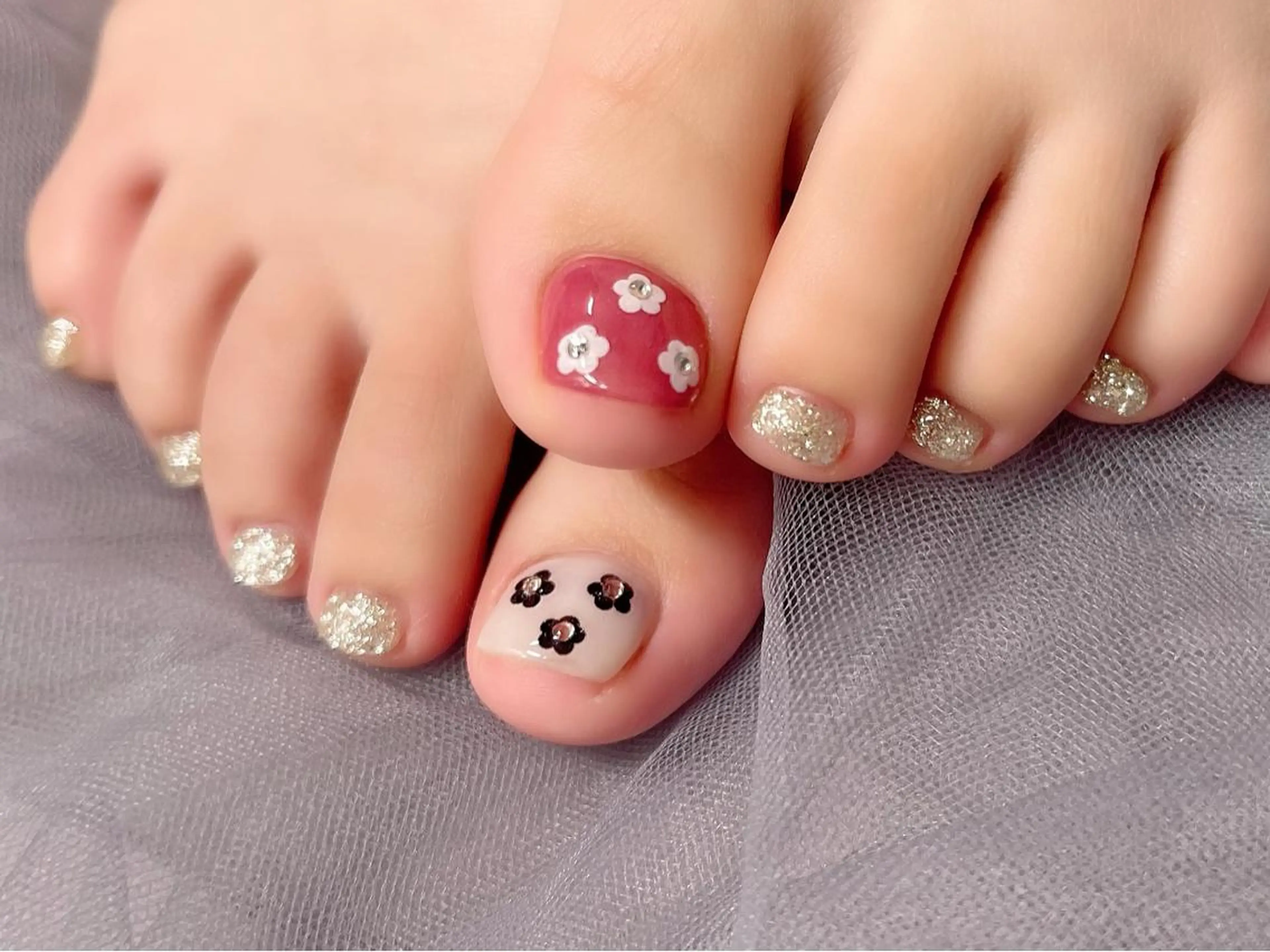 ネイル 赤色 ホワイト フットネイル Nail Salon KURELLYのネイルデザイン