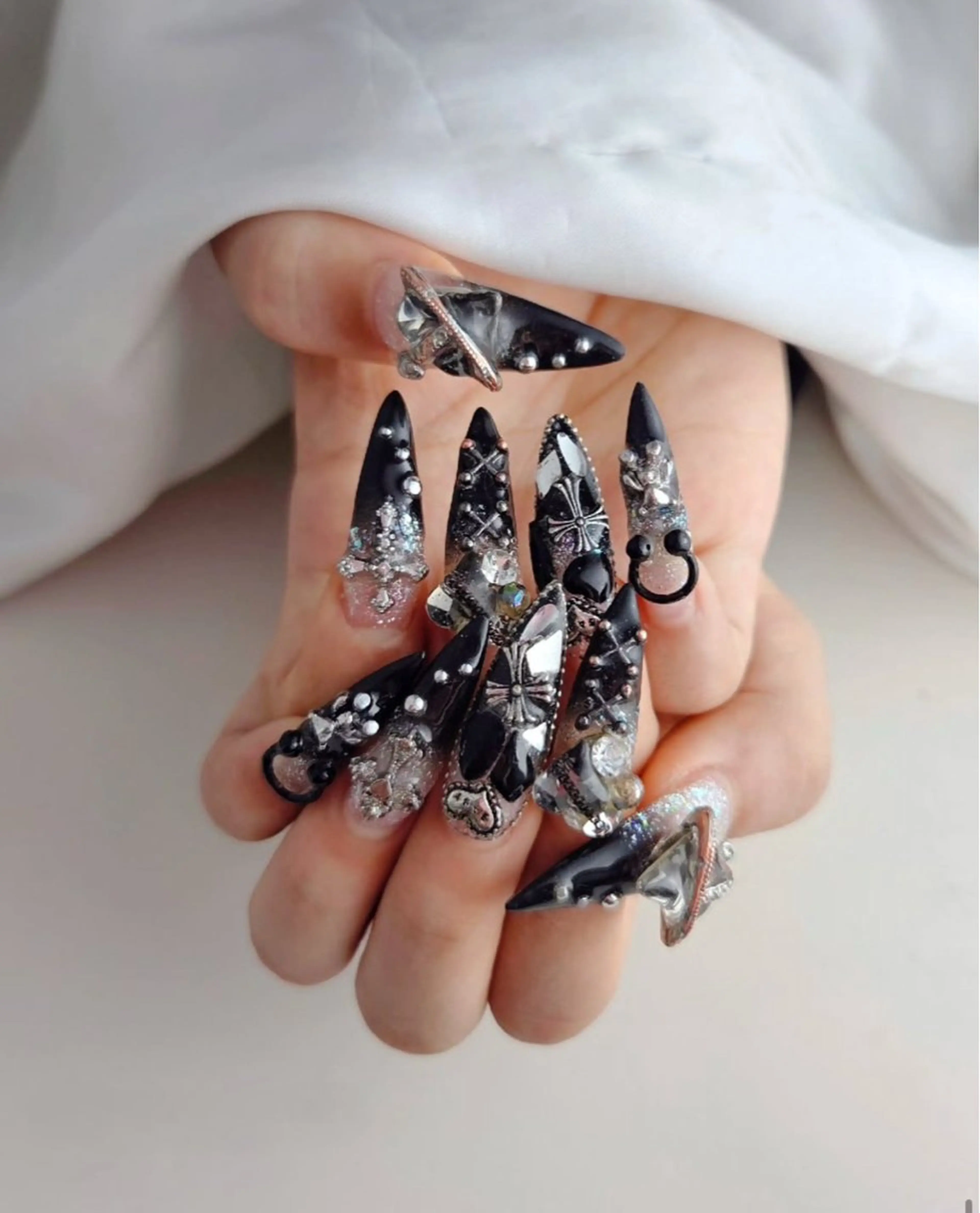 ネイル 成人式 キラキラネイル マグネットネイル ミラーネイル ニュアンスネイル ハンドネイル Lyna 池袋のネイルデザイン