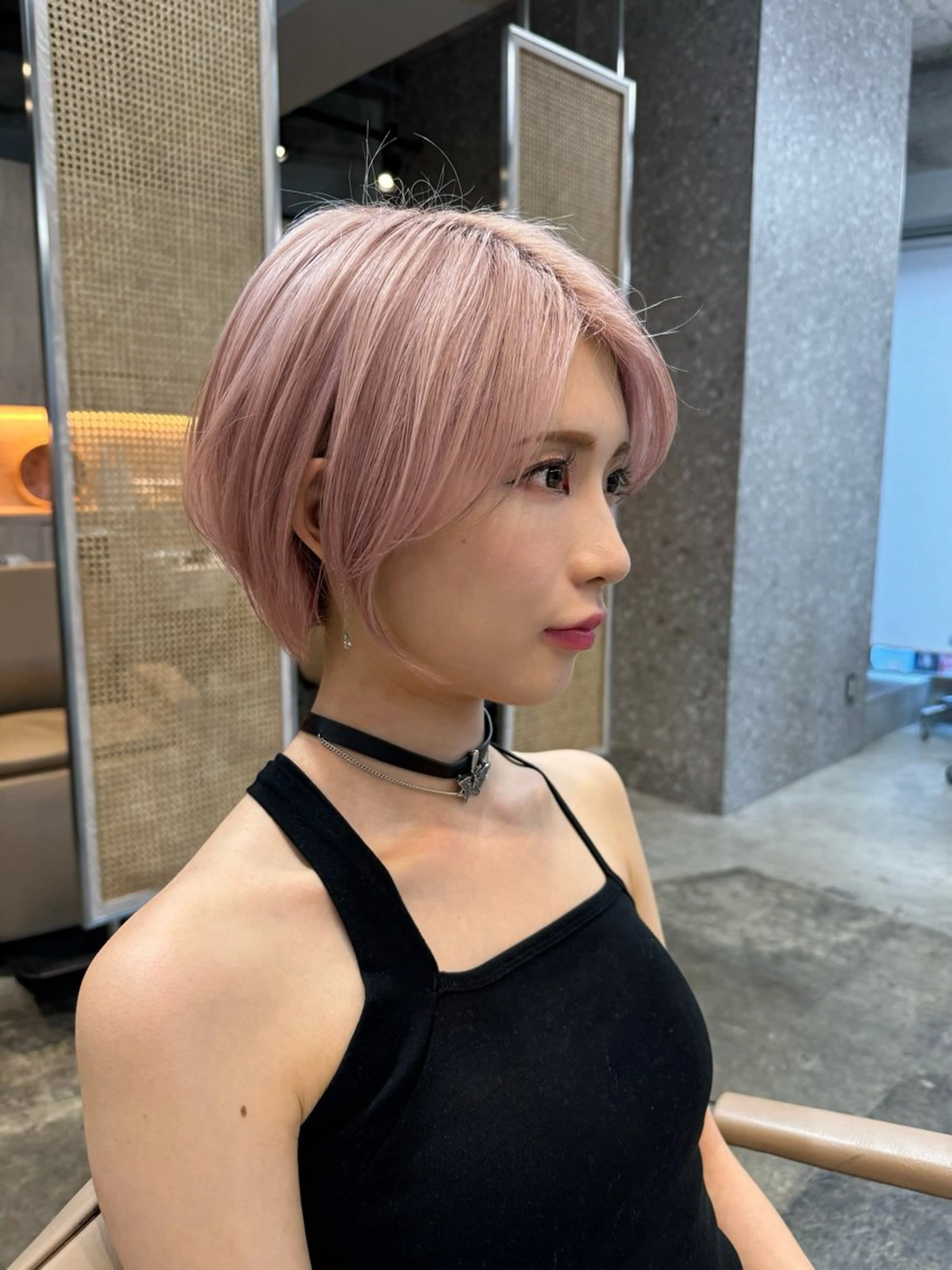 ショート ⭐ハイトーンブリーチ ミルクティーピンクのヘアスタイル