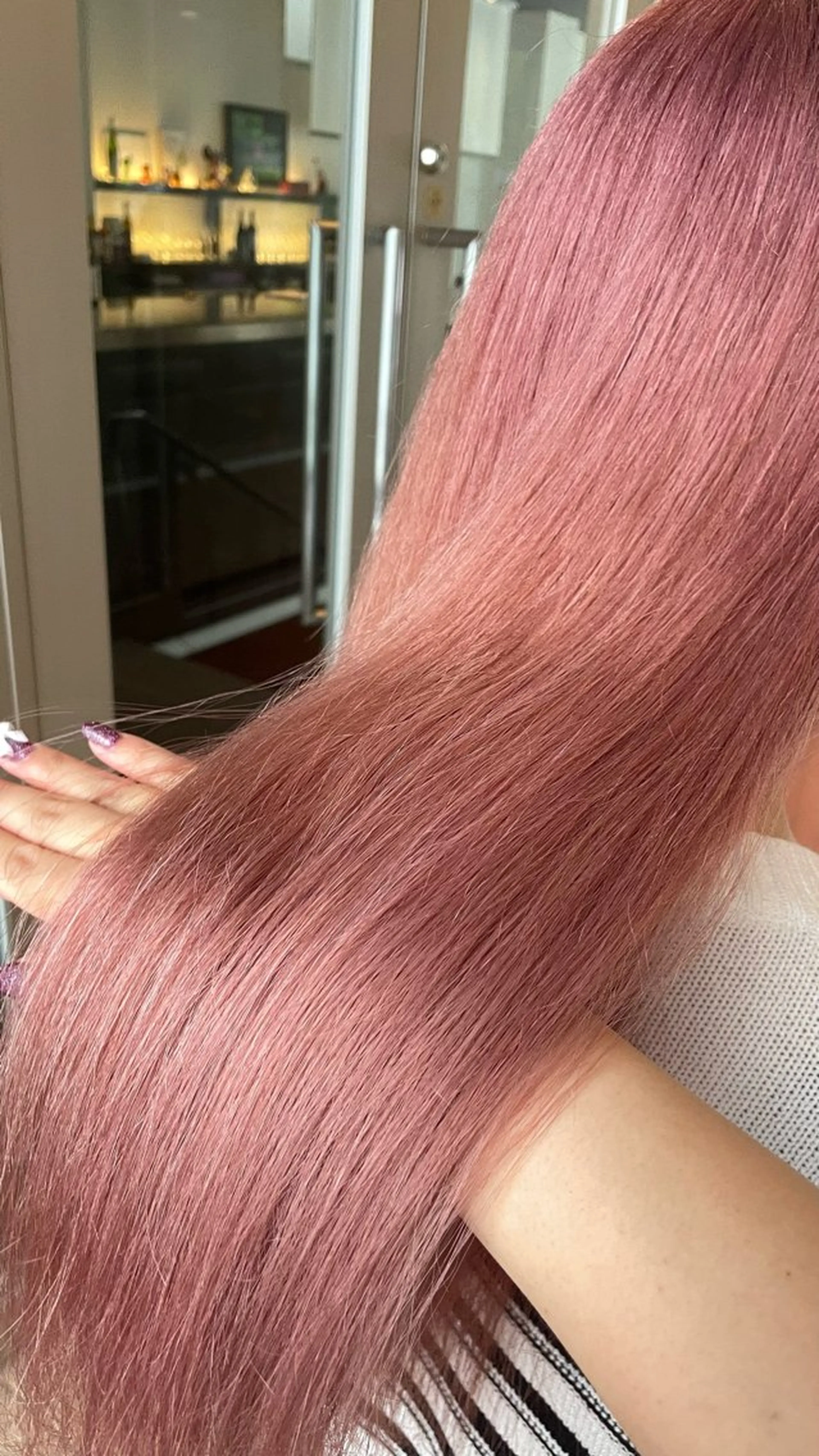 ロング ブリーチ/髪質改善/ ハイトーン/暖色のヘアスタイル