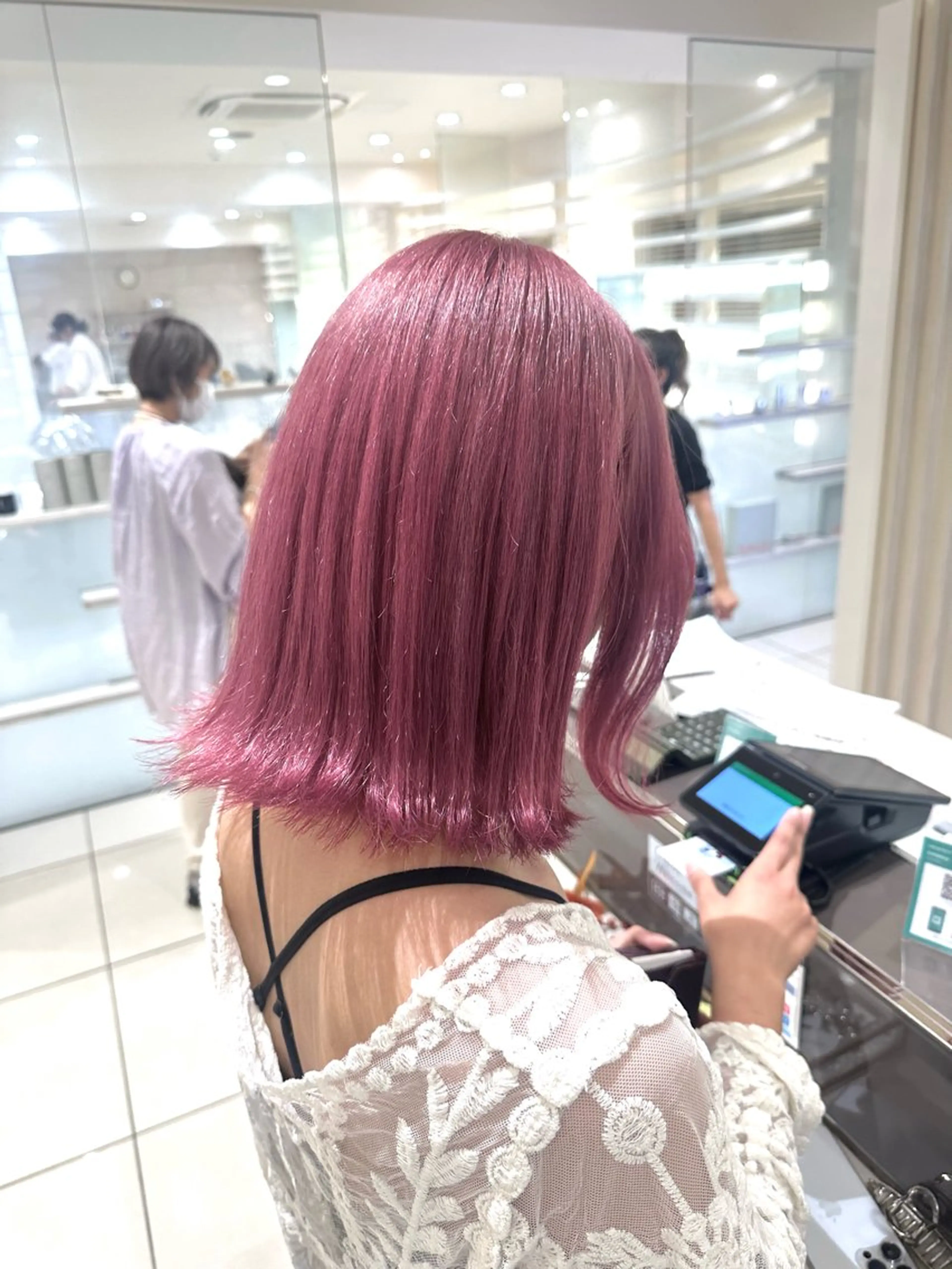 ショート カラー ハイトーンカラー ヘアカラー トリートメント 銀座レイヤーカット ×シースルー前髪のヘアスタイル