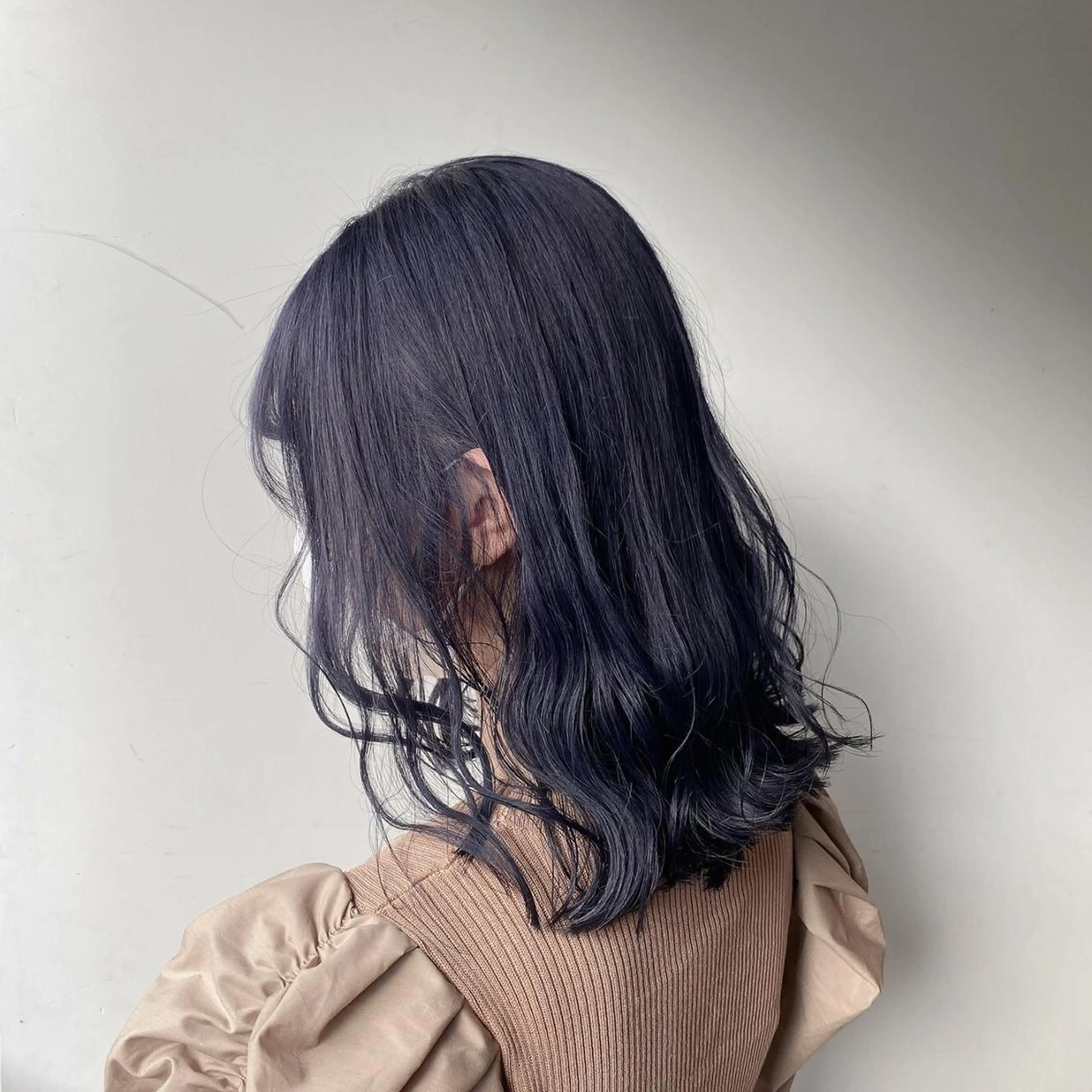 セミロング ヘアカラー トリートメント 🤍ハイトーン寒色 🤍MADOKAのヘアスタイル