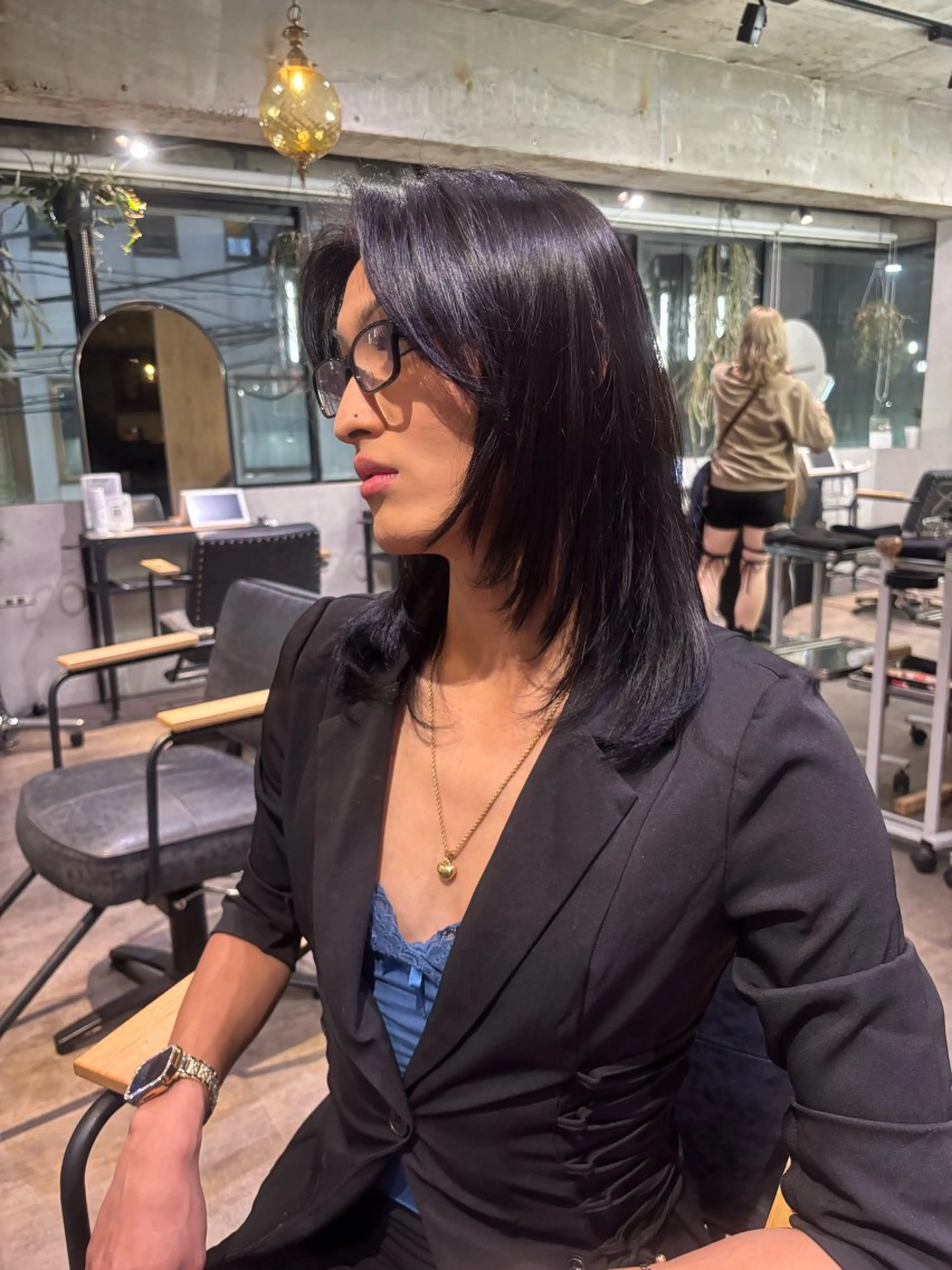 ミディアム ヘアアレンジ 切りっぱなしボブ ボブ くせ毛 顔まわりレイヤー 顔周りカット iona/ハイトーン /ネイルのネイルデザイン