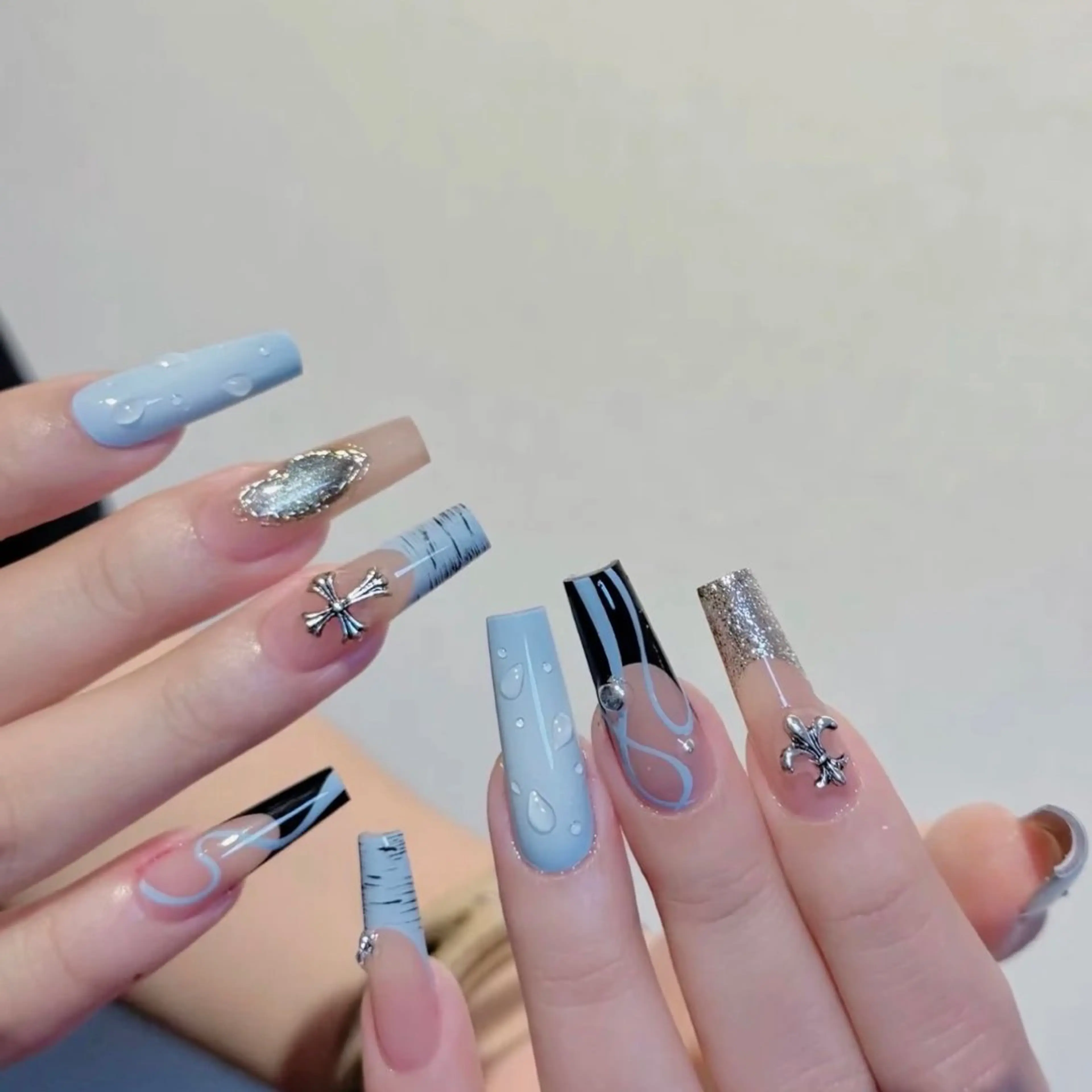 ネイル フレンチネイル ジェルネイル ガーリー グラデーション キラキラネイル Liora nail スカルプ専門店のネイルデザイン
