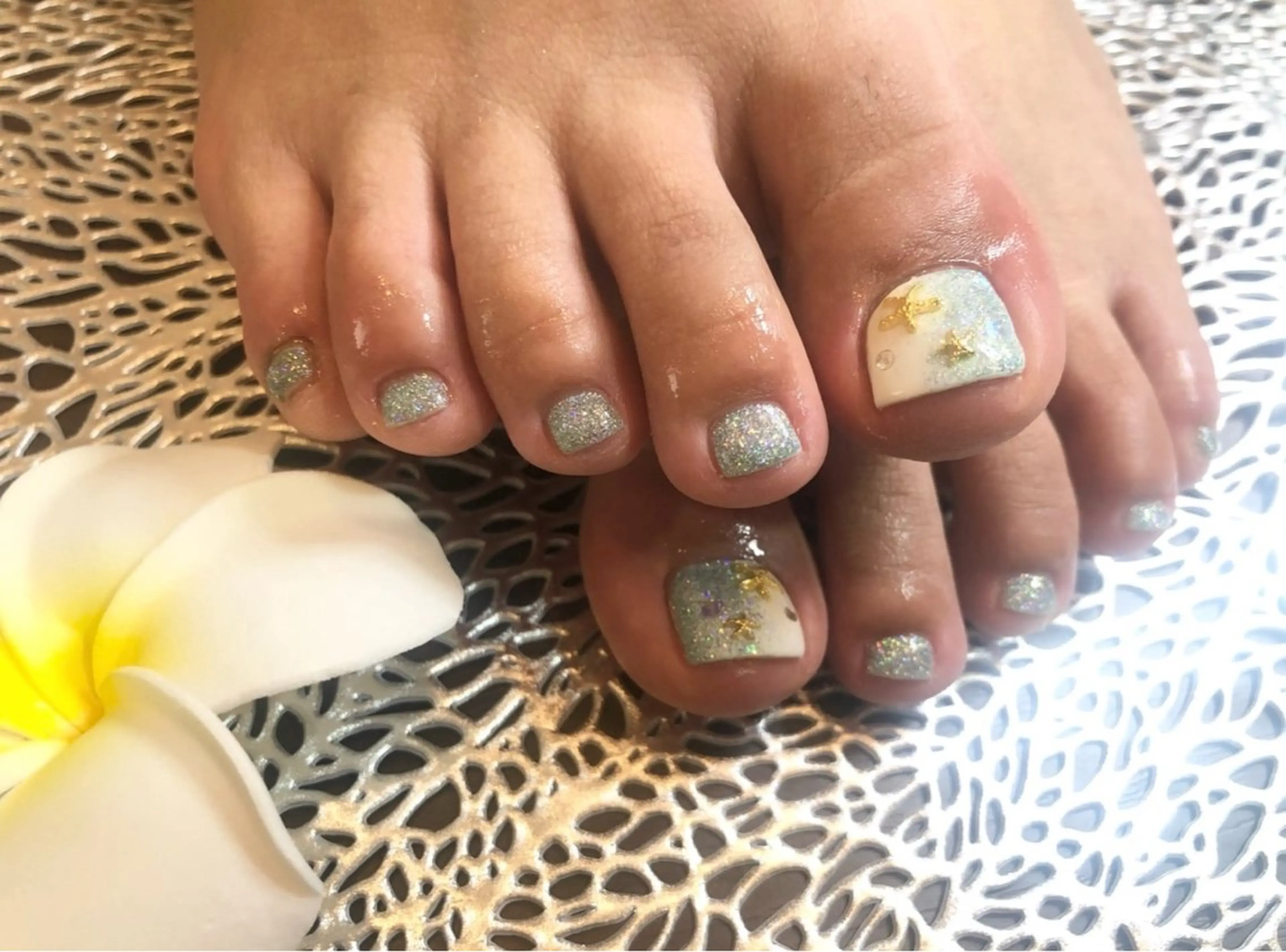 ネイル フットネイル キラキラネイル ラメ(グリッター) 夏ネイル Alococo nail🎀miyuのネイルデザイン