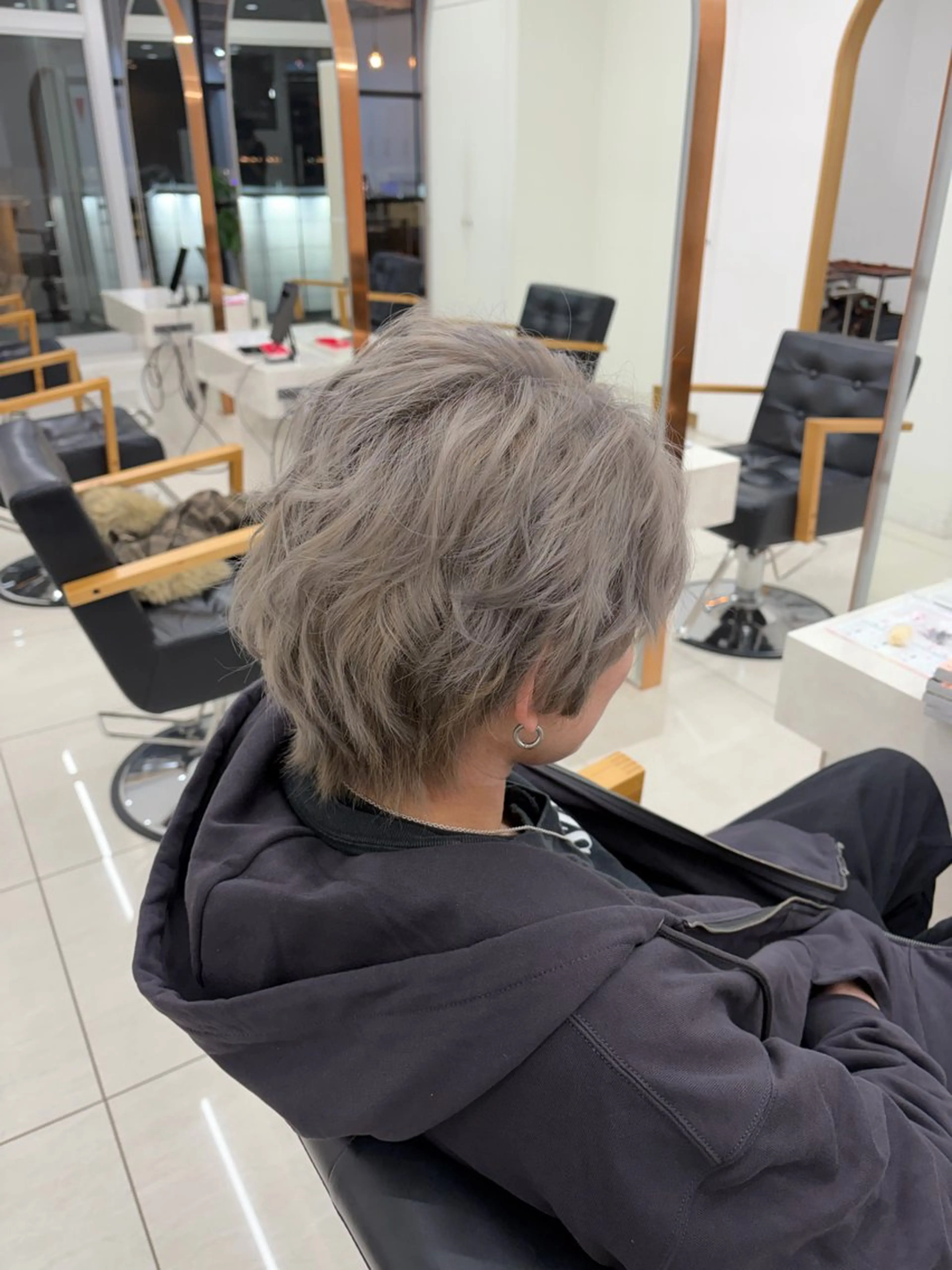 カラー メンズ メンズハイトーン ベージュカラー ブロンド ハイトーンカラー シルバー Kurumi リトル渋谷のヘアスタイル