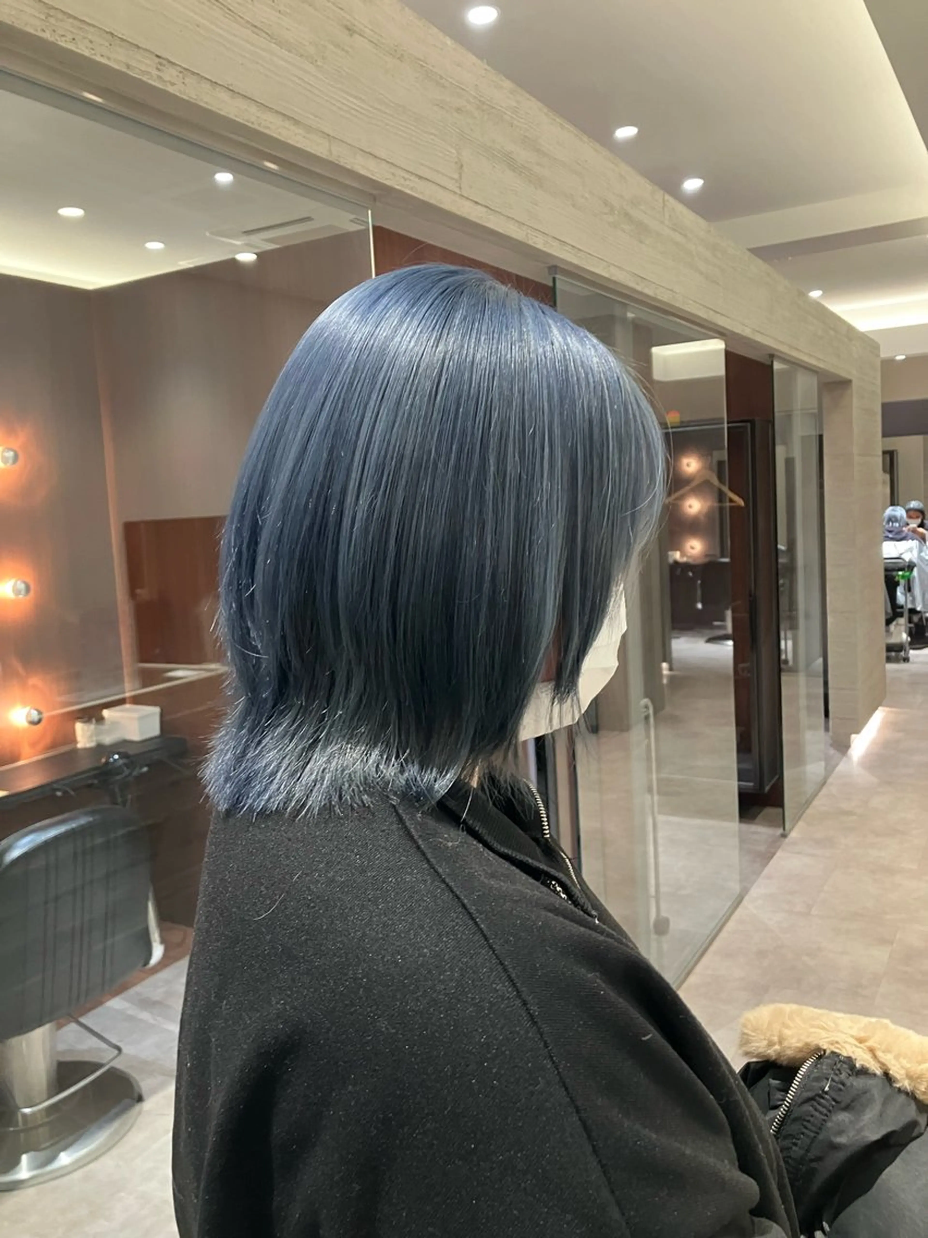 ショート カラー ブリーチ ブルーカラー シルバー ボブ ウルフカット サキ🤍ハイトーン 🩰くびれ巻きヘアのヘアスタイル