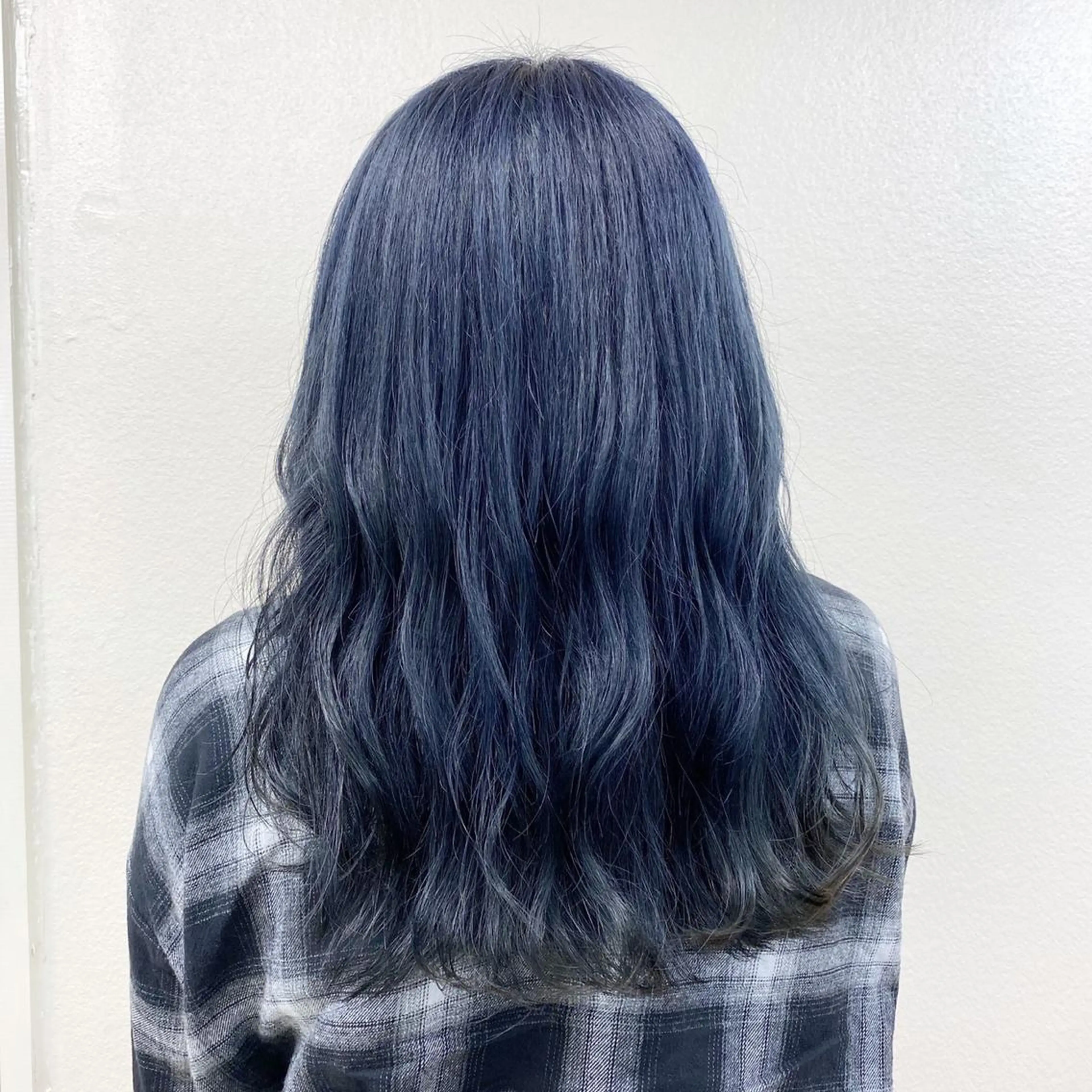 セミロング カラー ヘアアレンジ ネイル 丸みショート 黒髪 ブルーカラー ブルーブラック 透明感カラー ダブルカラー｜ なおき｜池袋美容師のヘアスタイル