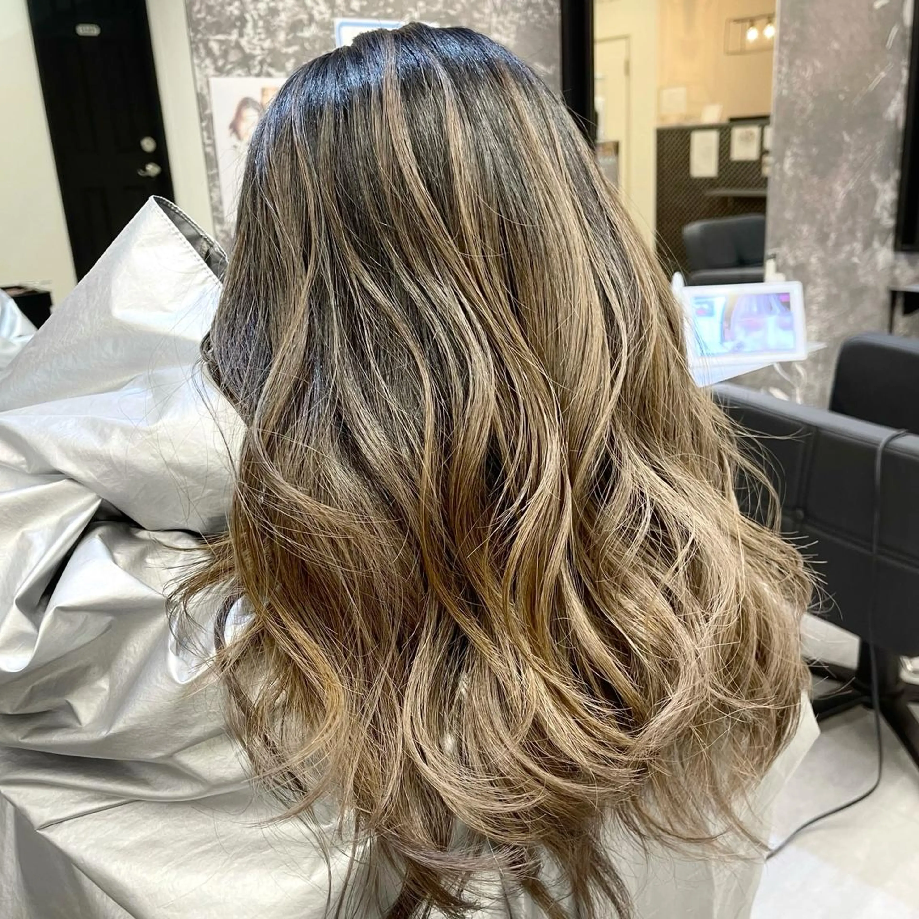 ミディアム カラー ヘアアレンジ バレイヤージュ デザインカラー ハイライトカラー 外国人風カラー ハイライト アンドウ ユウ/ レイヤーカット/韓国のヘアスタイル