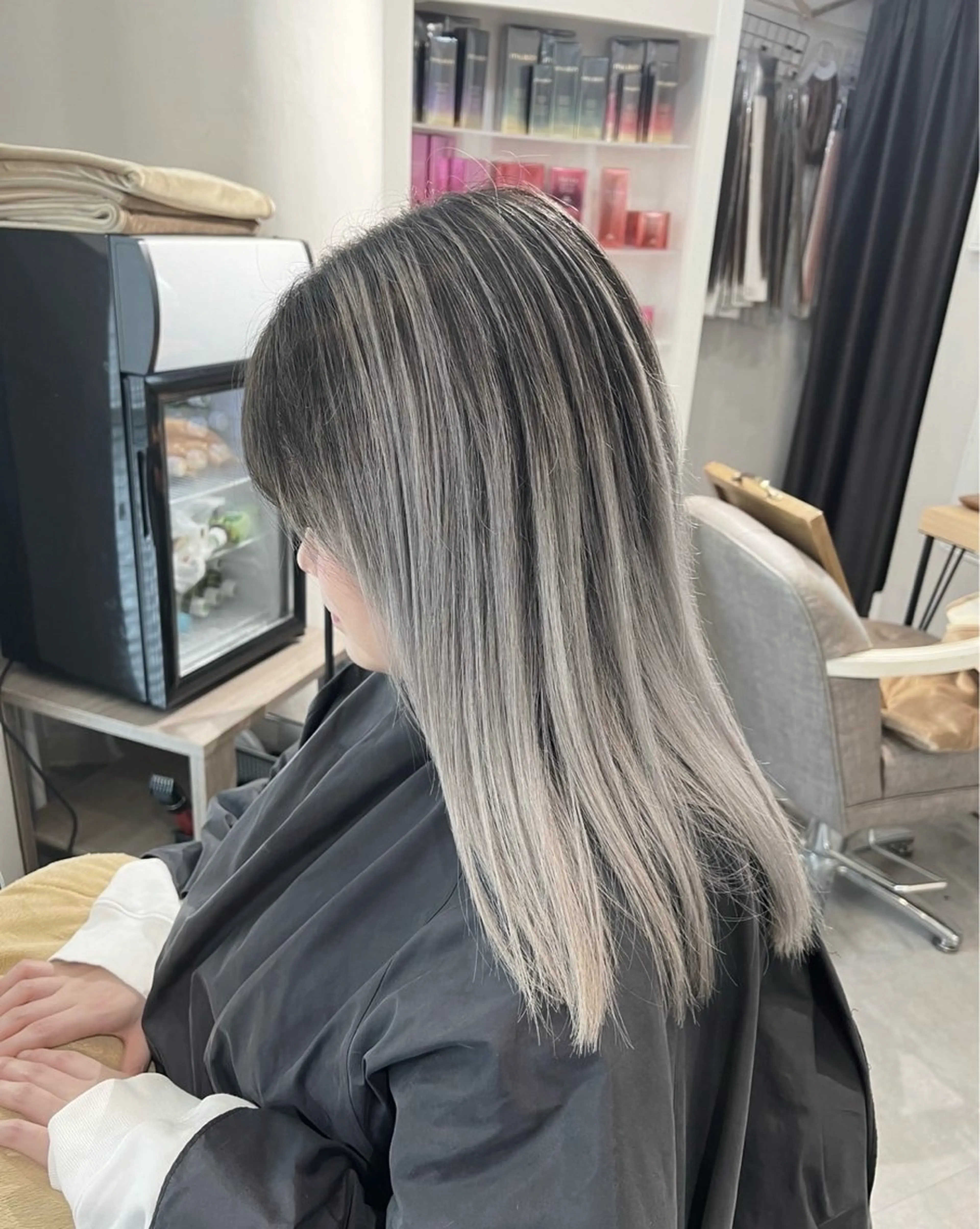 ミディアム カラー バレイヤージュ シルバー ホワイトシルバー レイヤーカット ヘアカラー トリートメント ROBIN所属・指名数No.1 /NAOYAのヘアスタイル