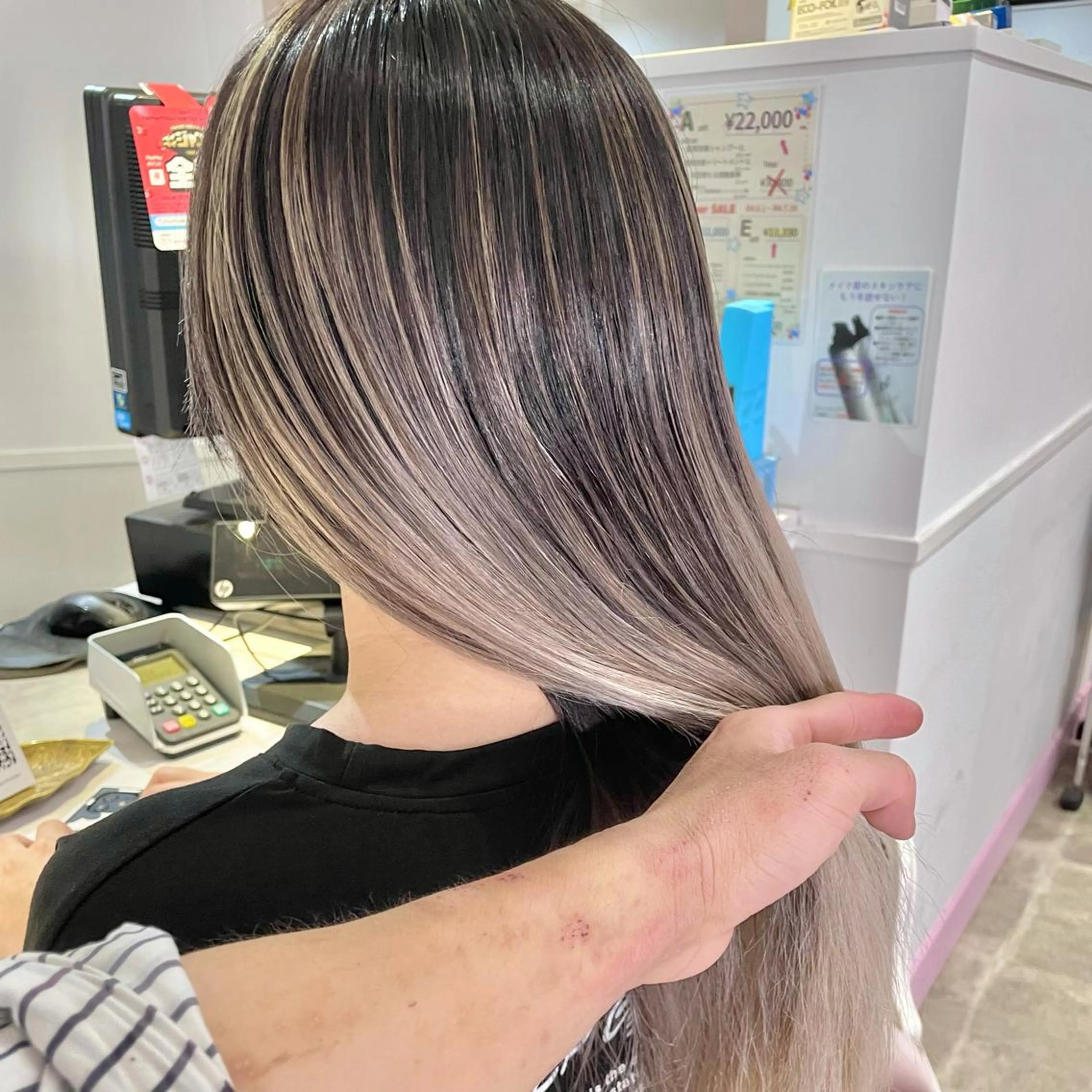 ロング レイヤーカット ヘアカラー トリートメント Lit.豊橋 夏目のヘアスタイル