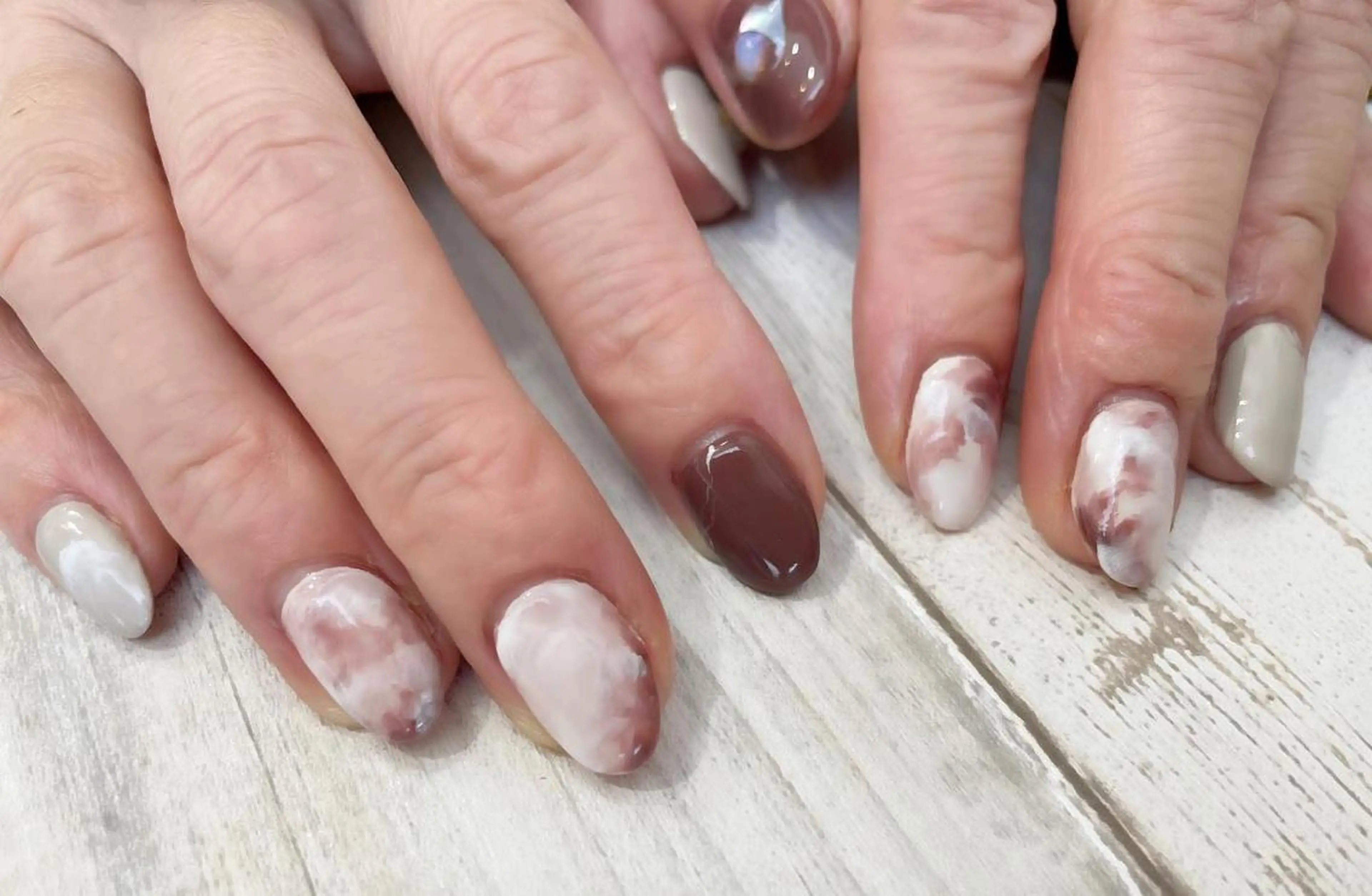 ネイル マツエク・マツパ カラーマツエク まつげパーマ ボリュームラッシュ ブラウン ジェルネイル 髙橋 敦子のネイルデザイン