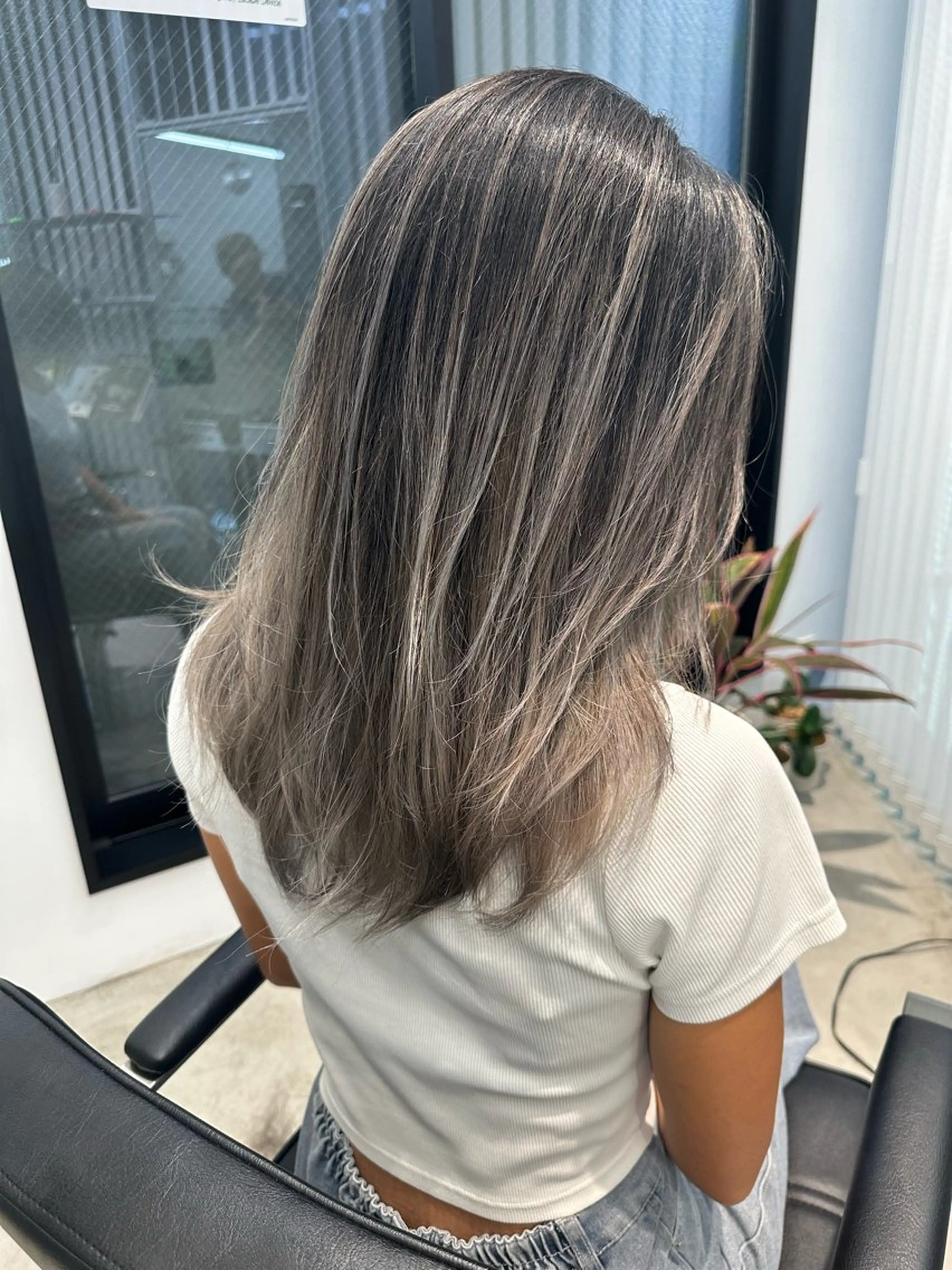 ミディアム レイヤーカット ヘアカラー 🔷ブリーチバレイヤ ージュ🔷飯野達也のヘアスタイル