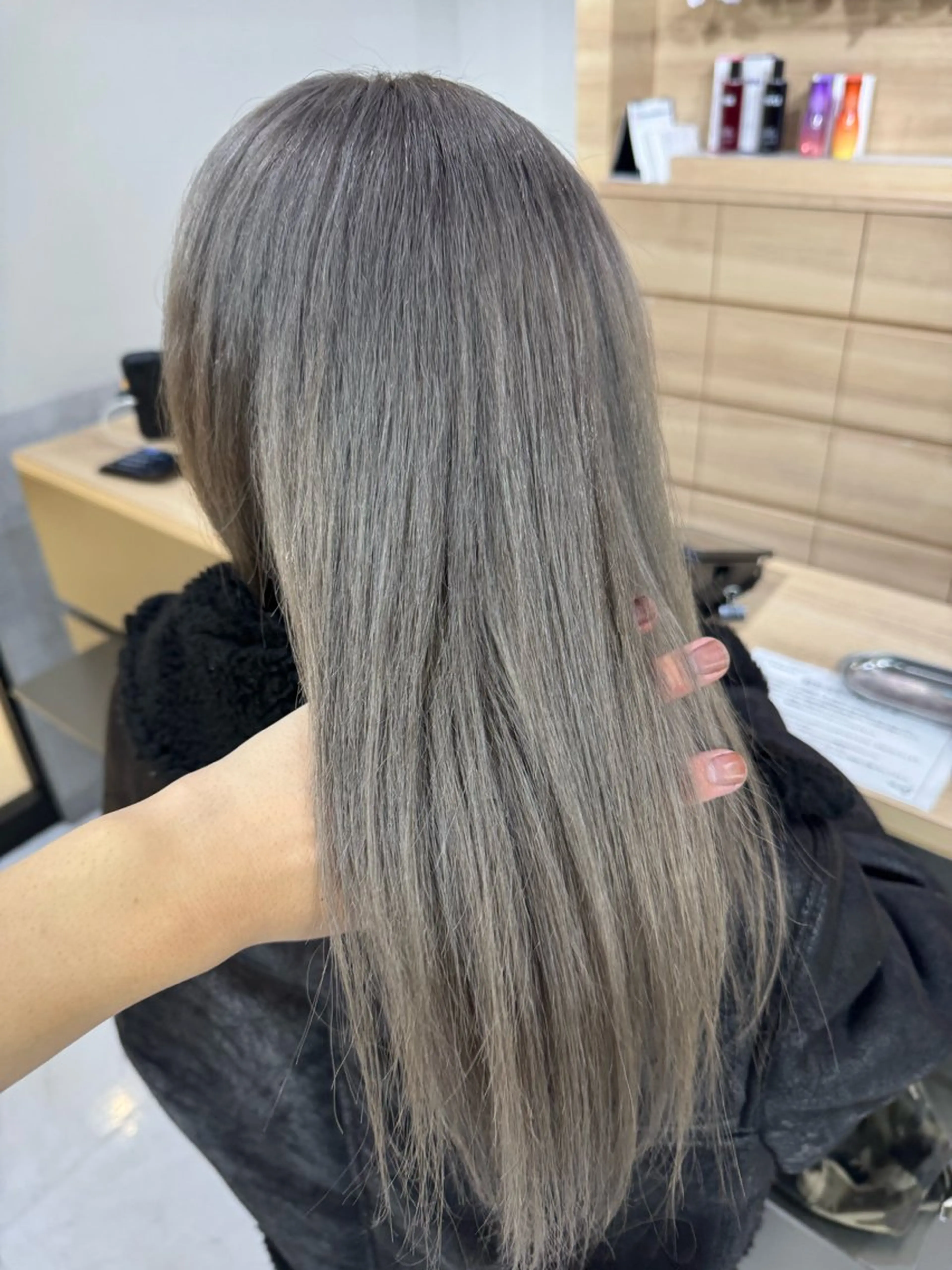 ロング カラー 切りっぱなしボブ ブリーチ デザインカラー ダブルカラー グレージュ カット ヘアカラー トリートメント 目黒 碧人のヘアスタイル