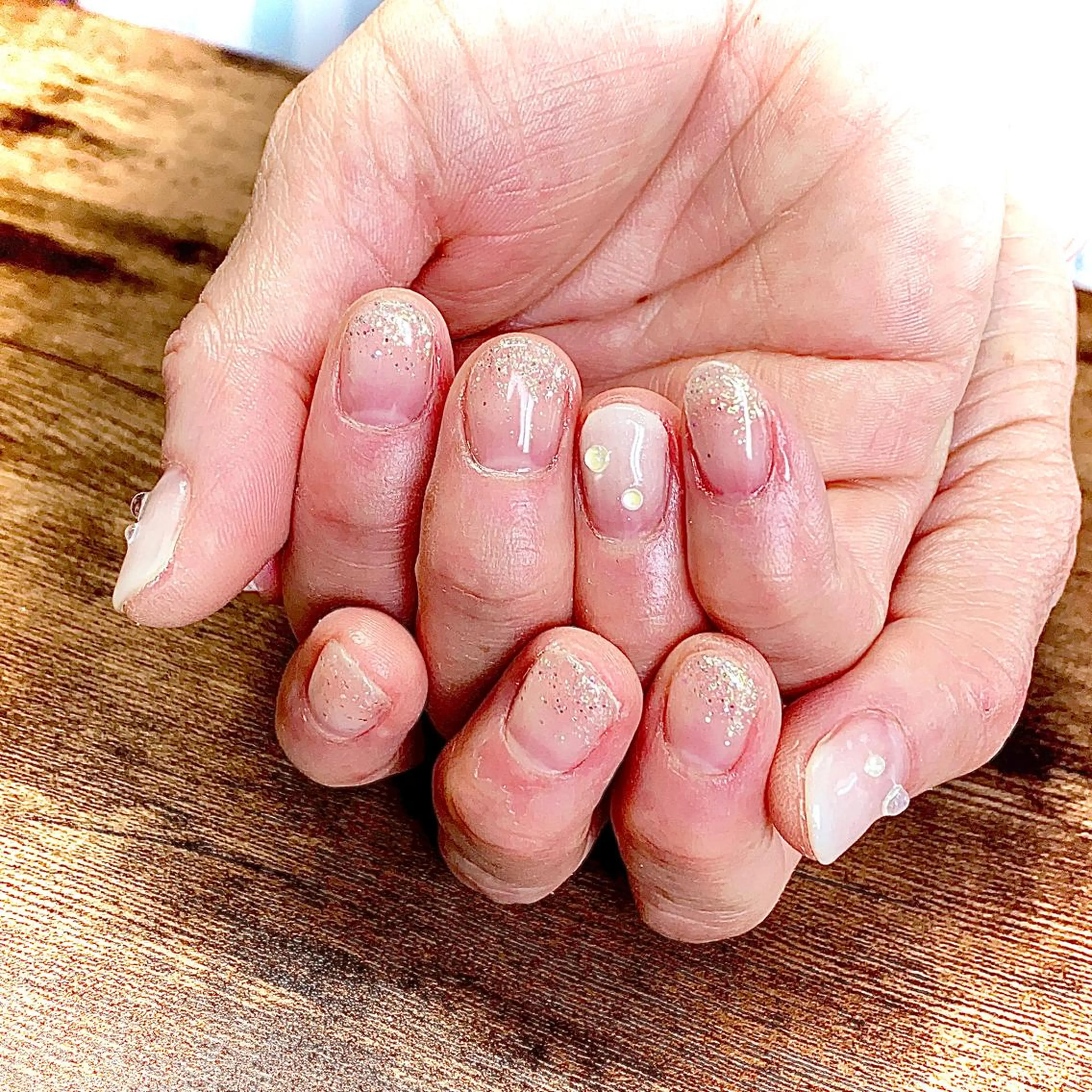 ネイル ラメ(グリッター) ラメグラデーション ホワイト ハンドネイル 鹿島台ネイルサロン/ 長さだし◎のネイルデザイン