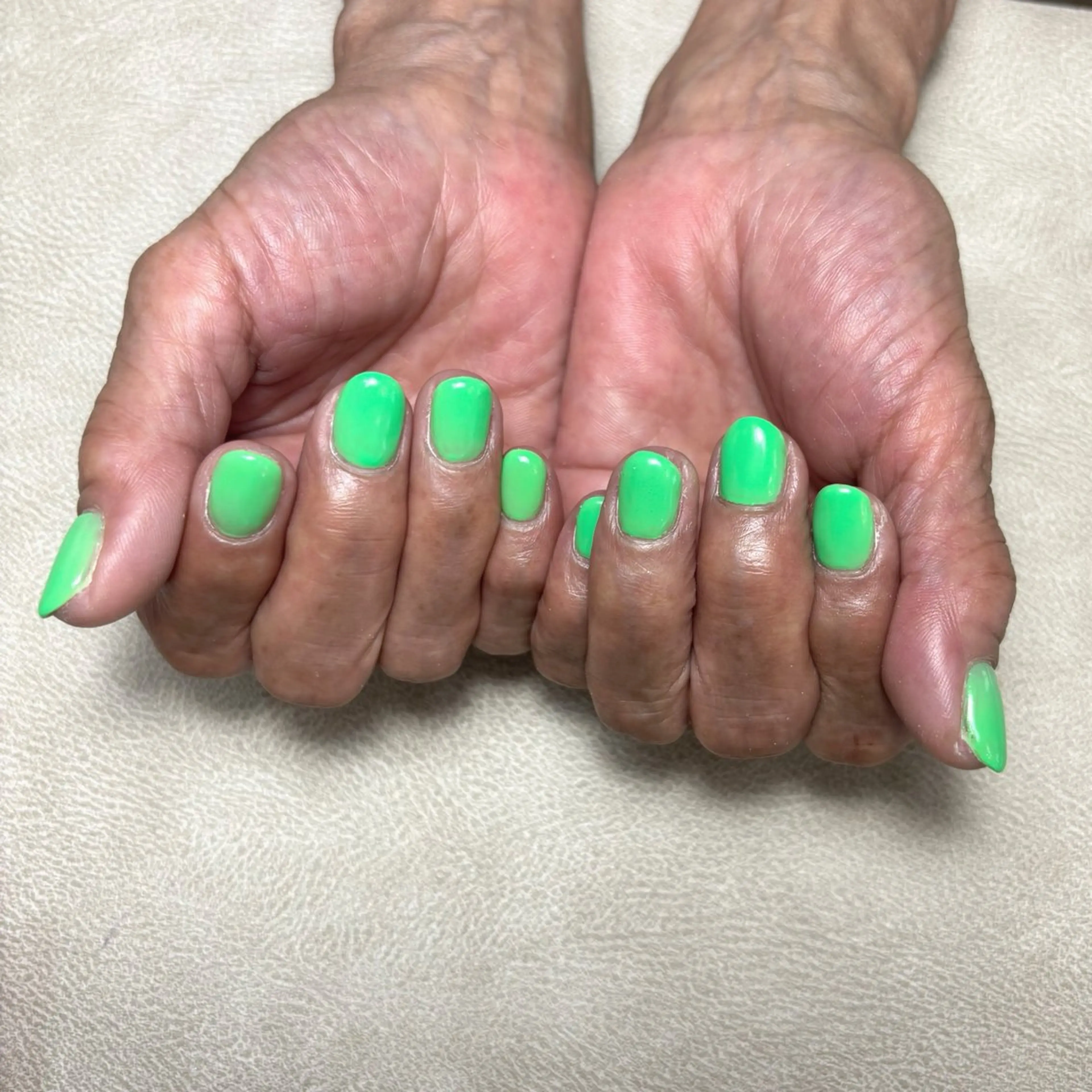 ネイル グリーン ワンカラーネイル ハンドネイル K. Ryoのネイルデザイン