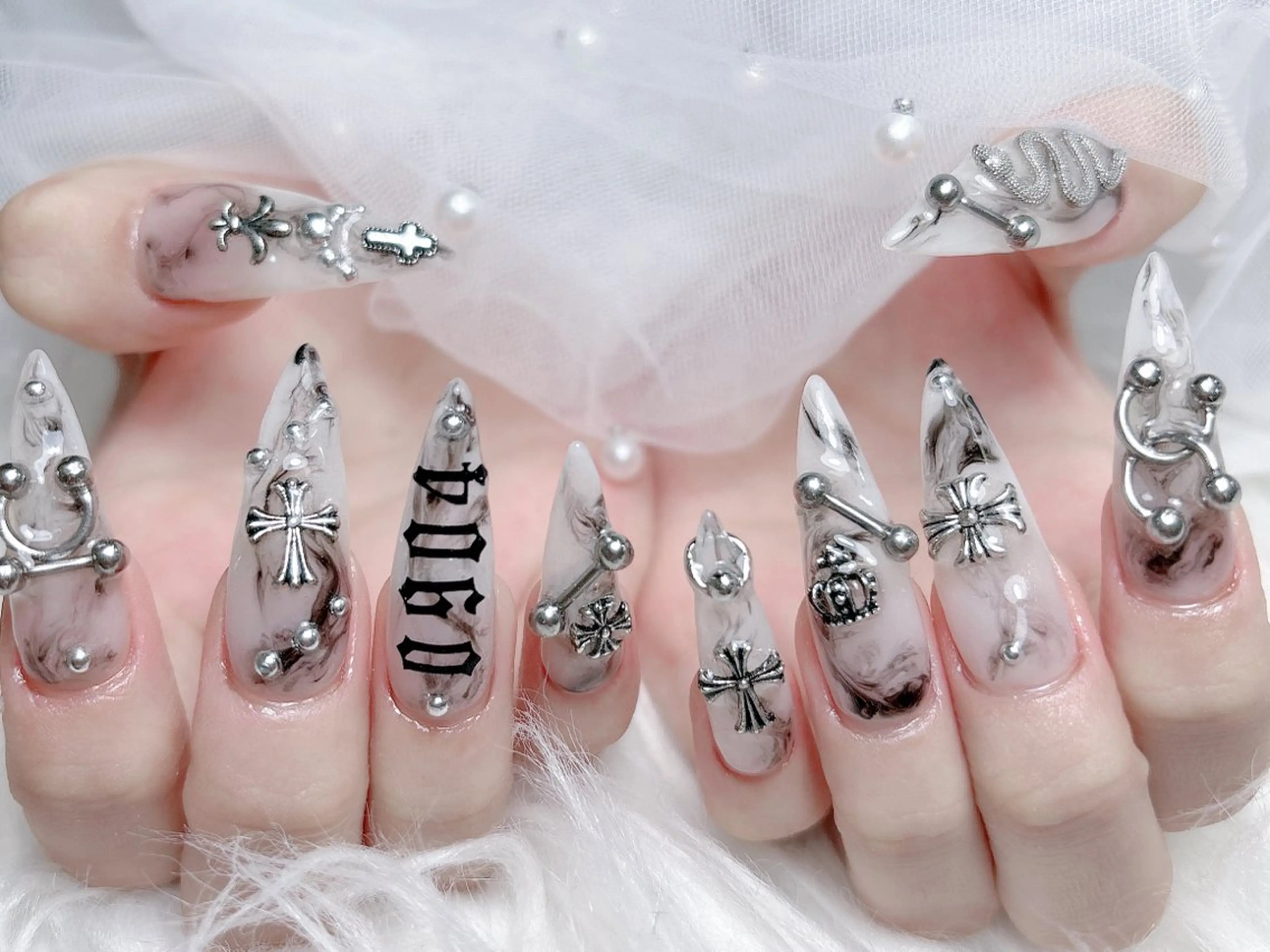 ネイル 成人式 ロングネイル マグネットネイル 大理石ネイル(マーブル) リボン ハンドネイル MoMoA Nail ネイル長さ出し専門店のネイルデザイン