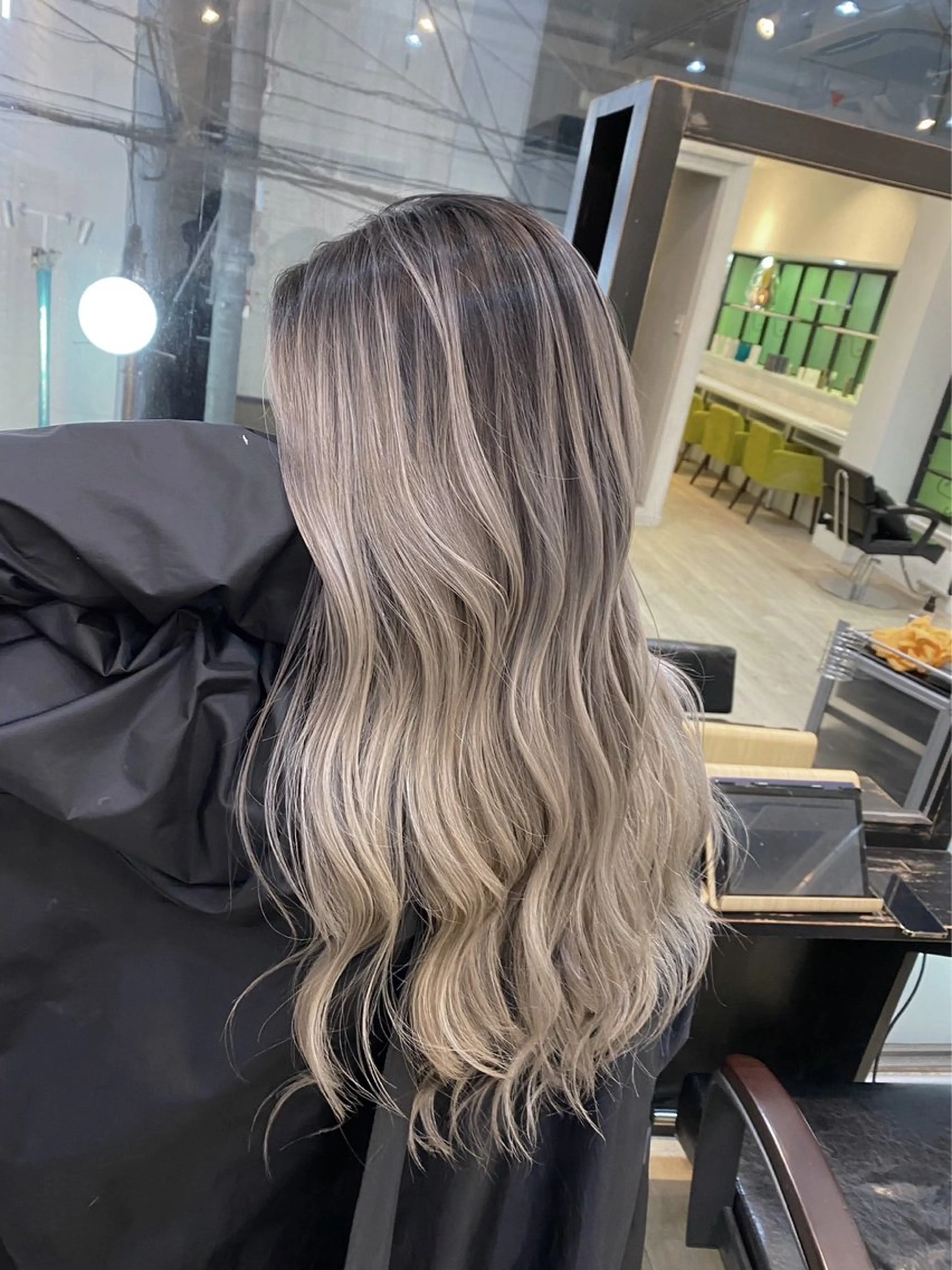 ロング カラー バレイヤージュ ベージュカラー ホワイトベージュ レイヤーカット ヘアカラー トリートメント 指名数No.1 /NAOYAのヘアスタイル