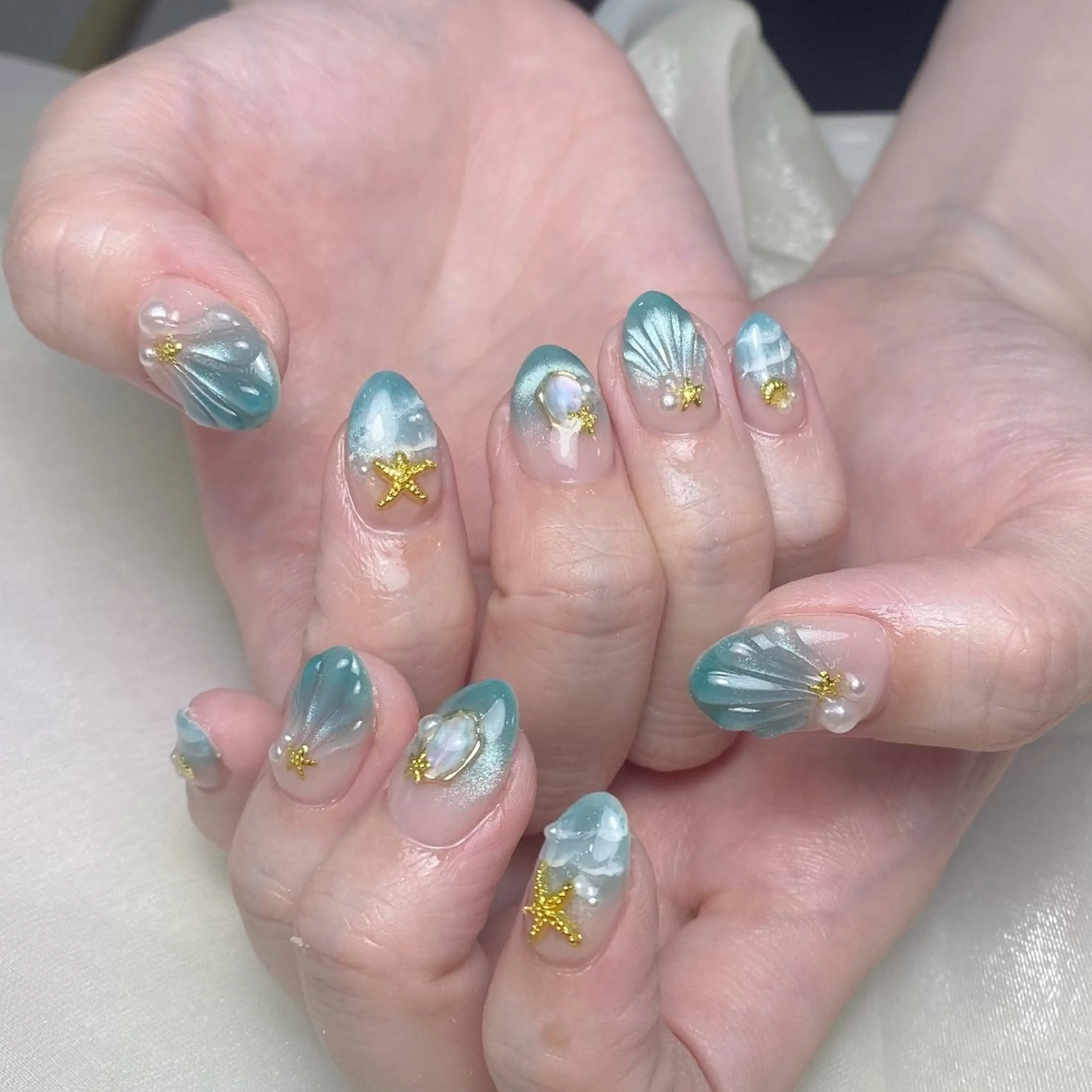 ネイル チークネイル フレンチネイル ジェルネイル ガーリー キラキラネイル ハンドネイル UM Nail Salonのネイルデザイン
