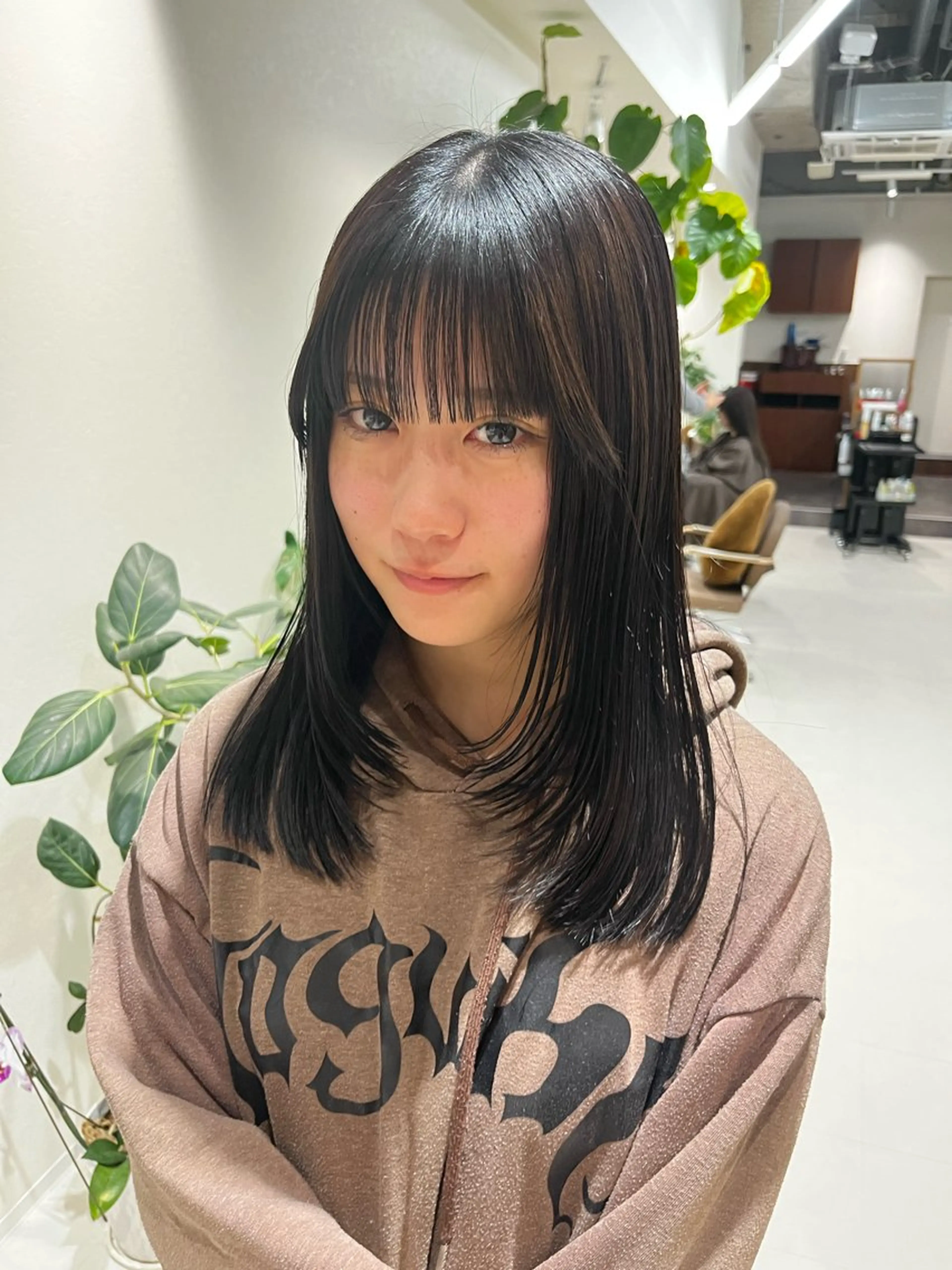 ミディアム カラー 黒髪 ラベンダーカラー 顔まわりレイヤー レイヤーカット レイヤーカット/ブラ ウンカラー/河野凜のヘアスタイル