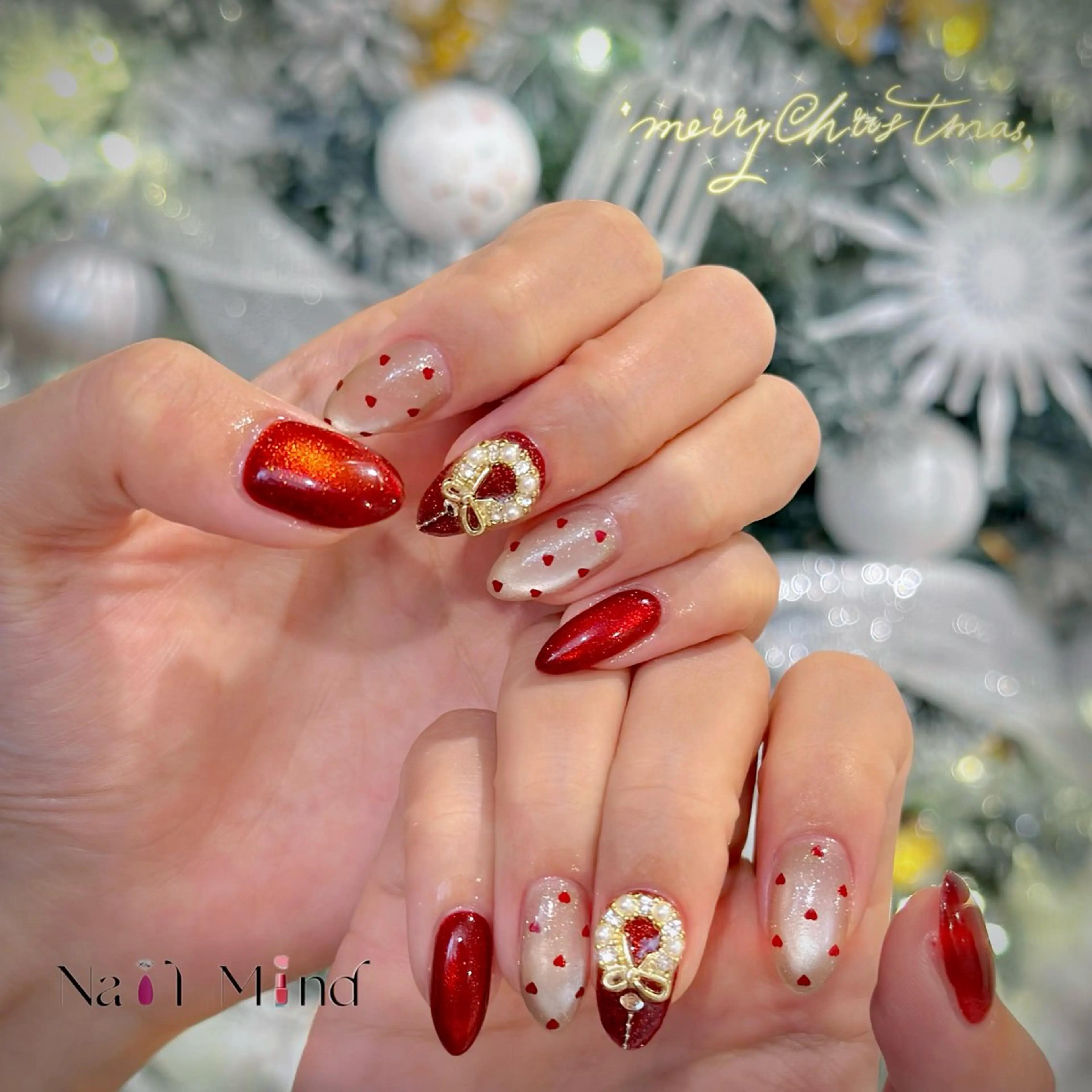 ネイル ゴールド 赤色 冬ネイル クリスマス ハンドネイル Nail Mind (NaONail）のネイルデザイン