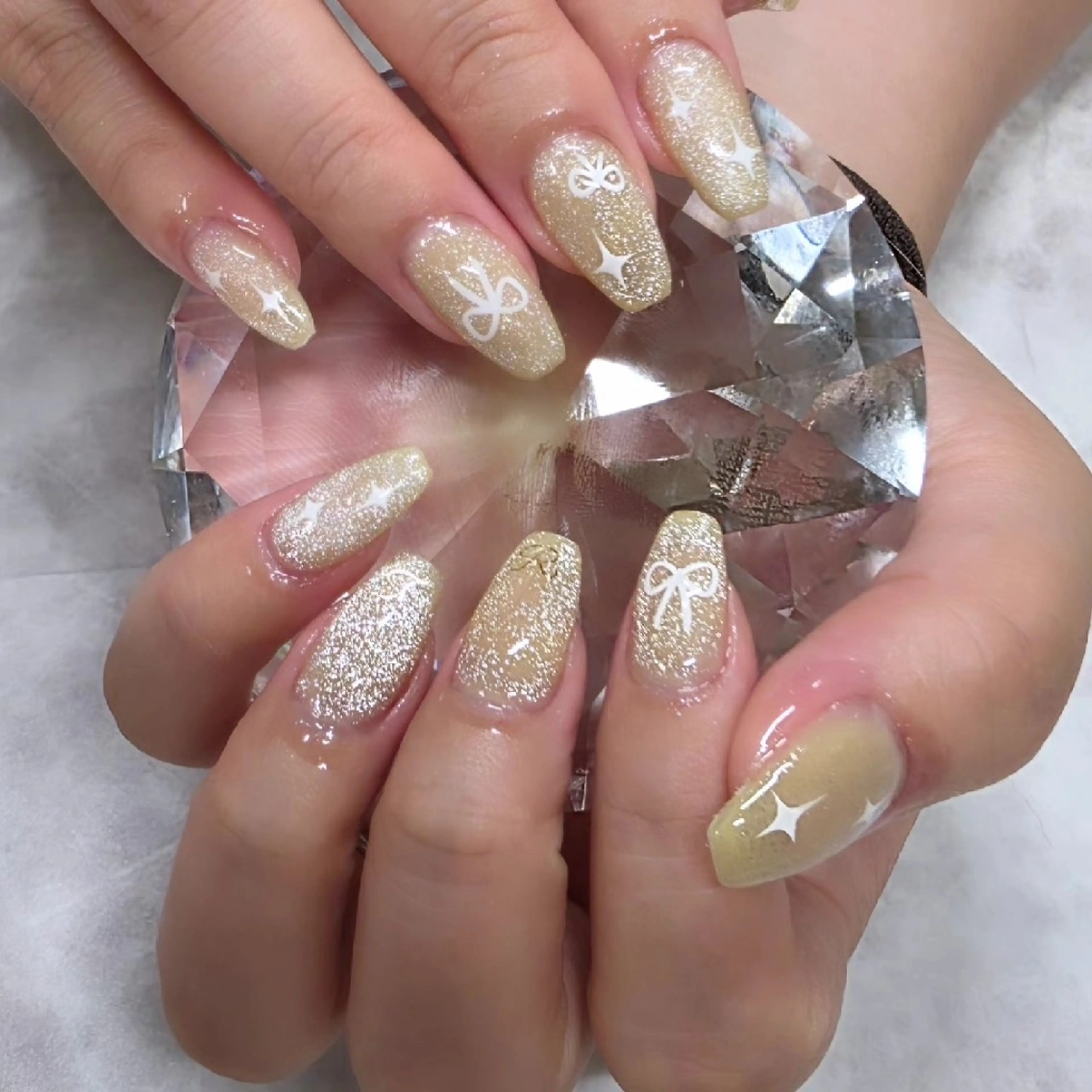 ネイル マグネットネイル 黄色 nailsalon glow sayaのネイルデザイン