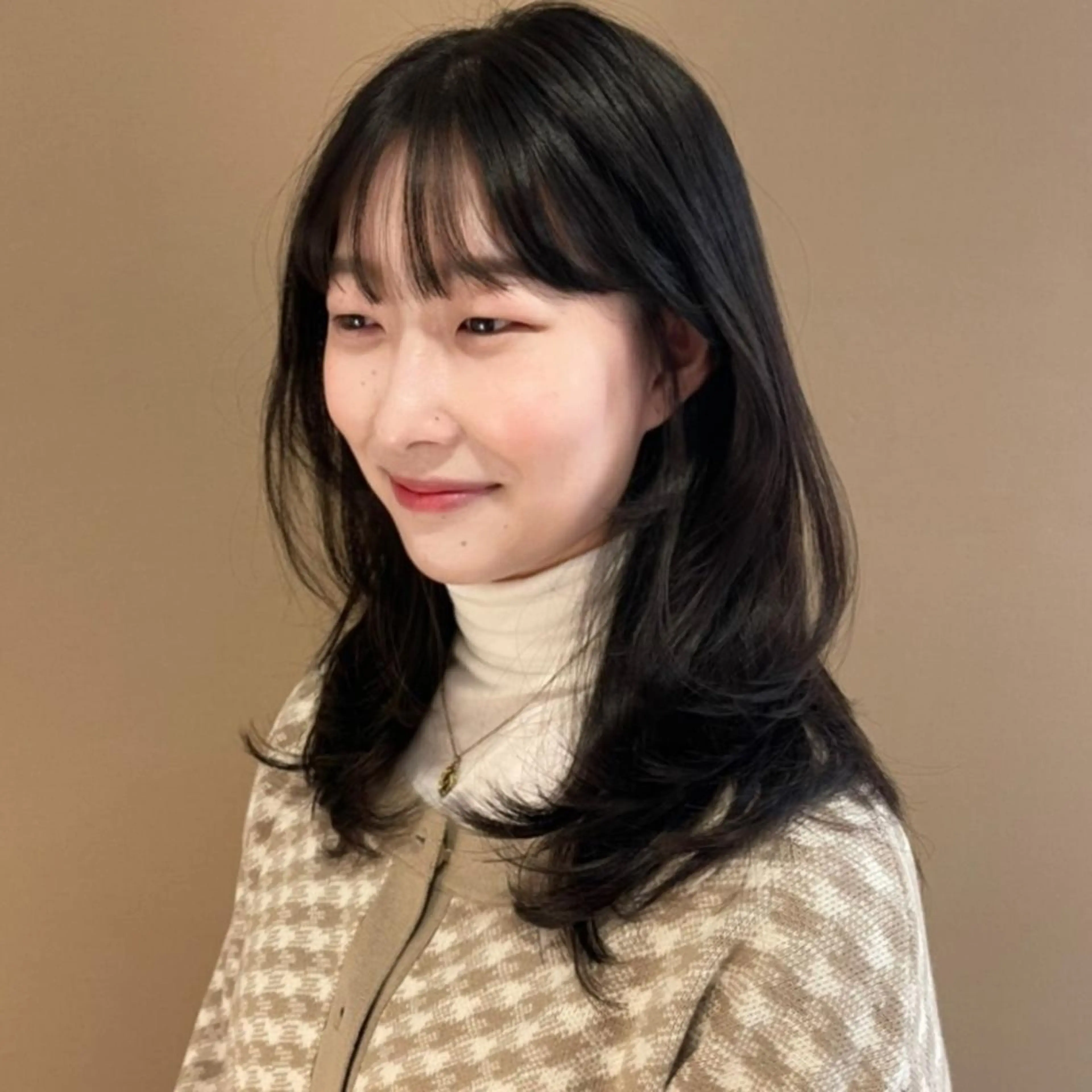 セミロング ハッシュカット 韓国レイヤー　 suzuのヘアスタイル