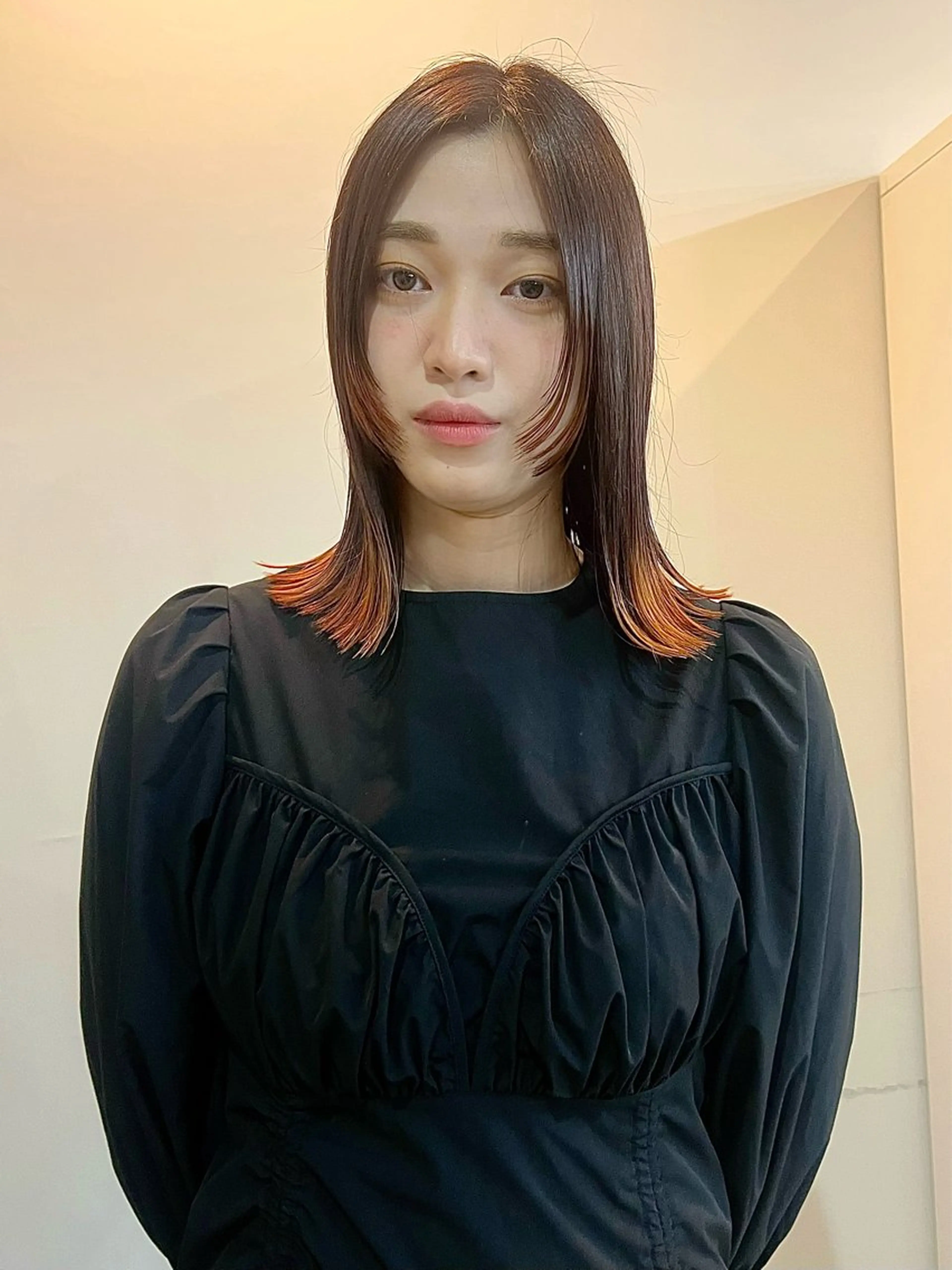 ミディアム カラー ブリーチ オレンジ 顔まわりレイヤー レイヤーカット ヘアカラー 切りっぱなしボブ/ ブリーチカラー/大塚のヘアスタイル