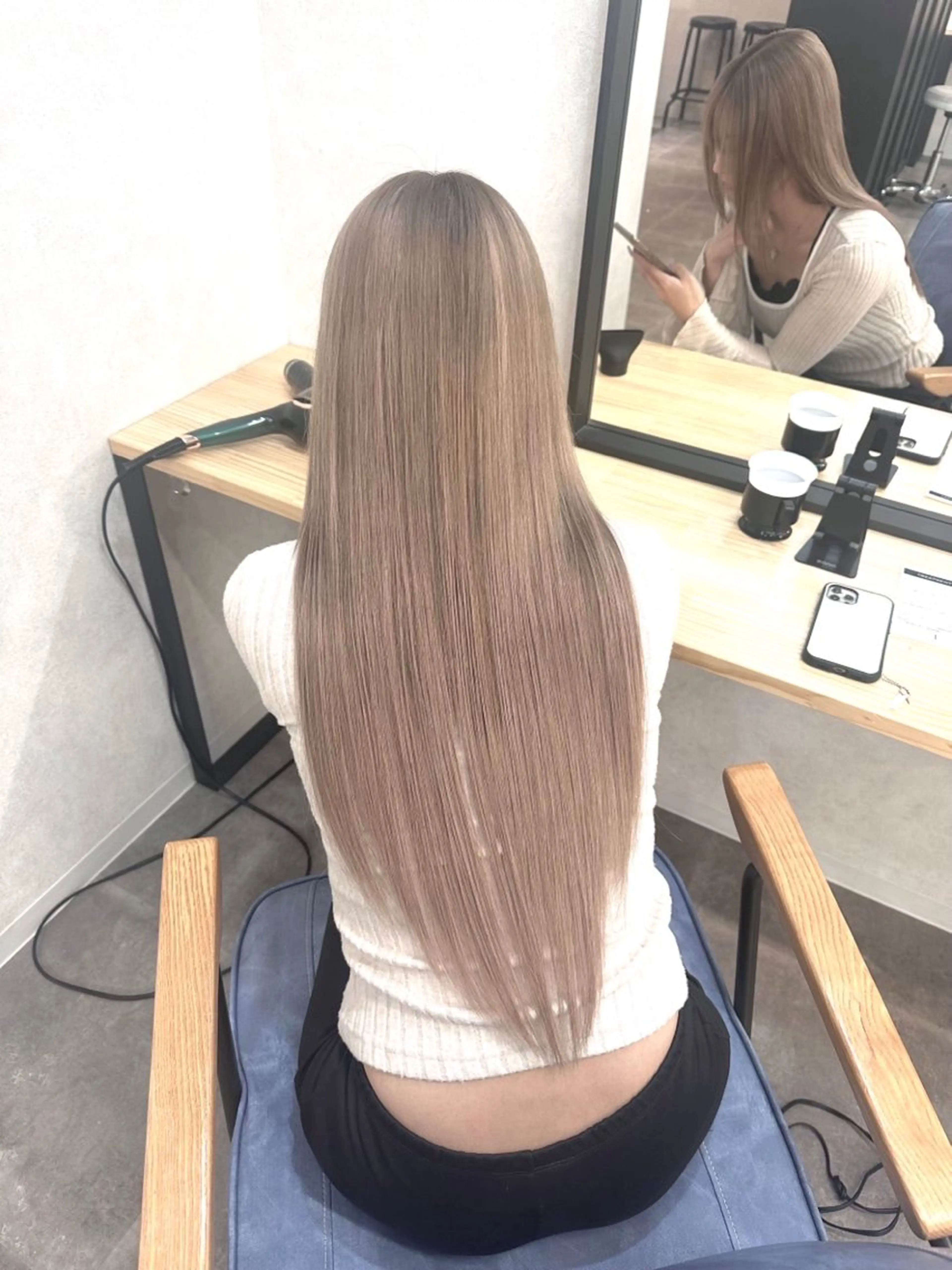 ロング カラー ベージュカラー ヘアカラー SE ITAのヘアスタイル
