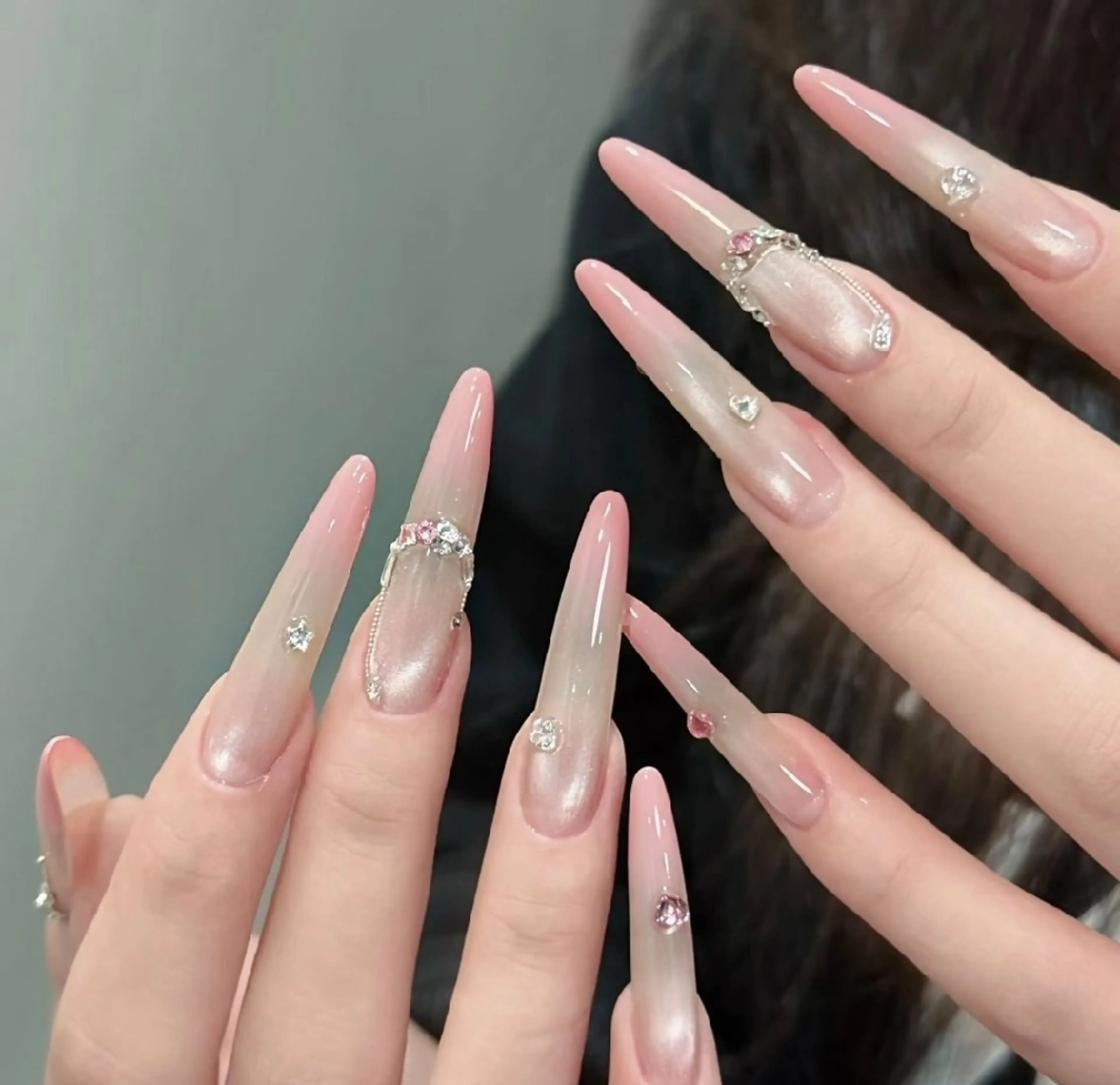 💙当店大人気💙カラ―グラデーション × 白マグネット ＋ パーツ2個（ハンドネイル）の写真