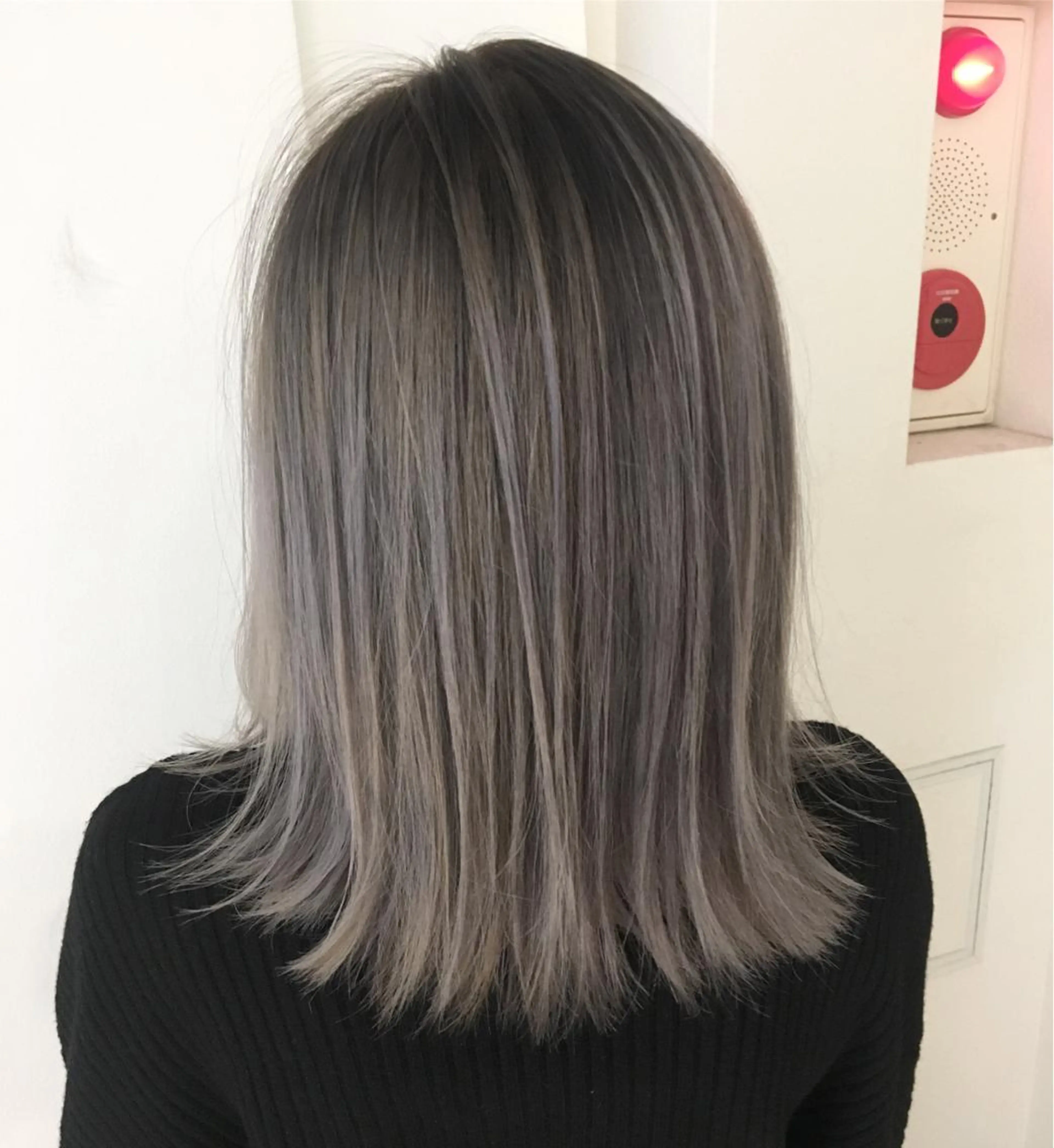 ミディアム カラー アッシュ アッシュグレー バレイヤージュ レイヤーカット 渡辺 健太のヘアスタイル