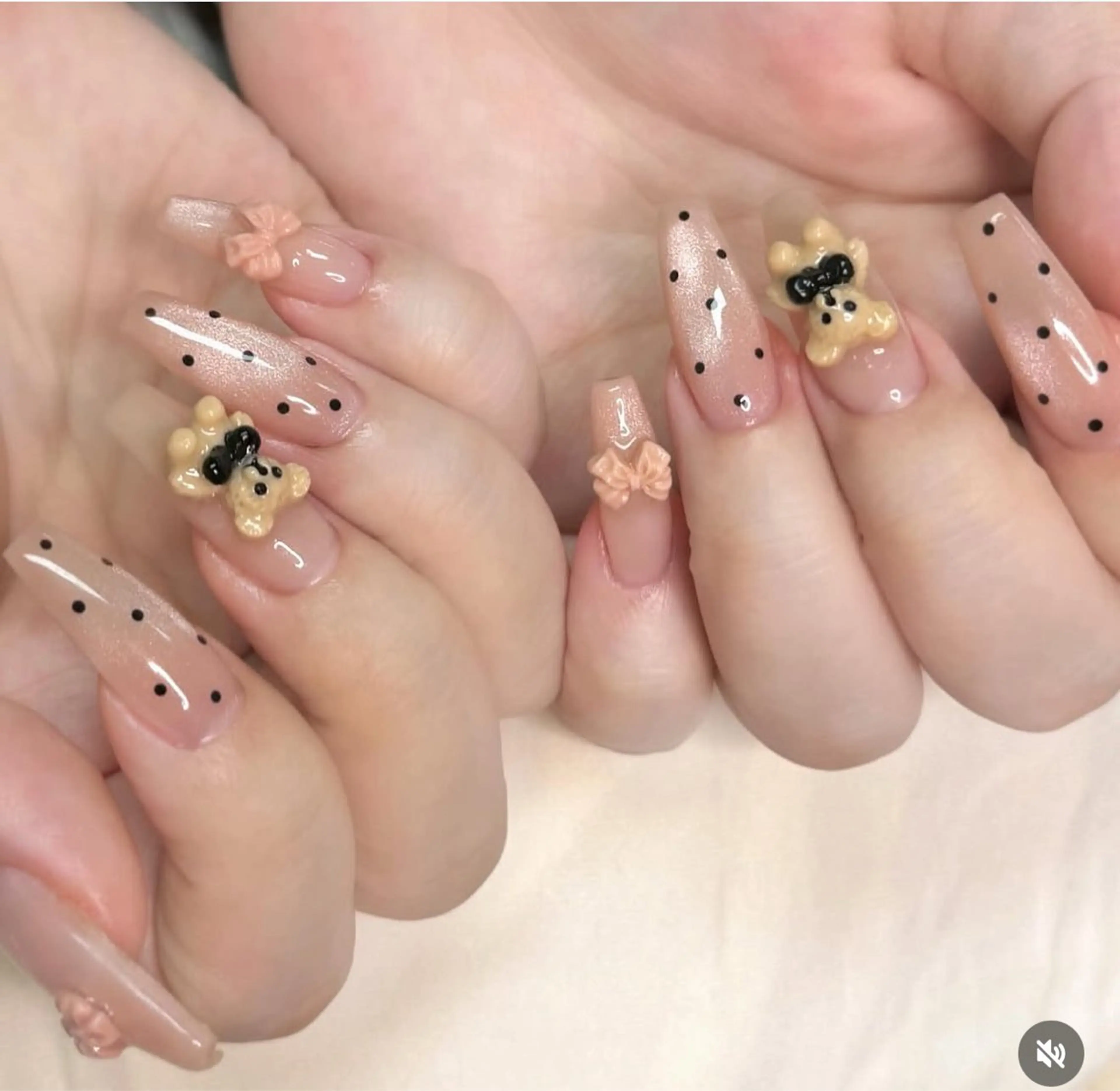 ネイル キラキラネイル マグネットネイル ぷっくりネイル 春ネイル ワンホンネイル ハンドネイル Lyna 池袋のネイルデザイン